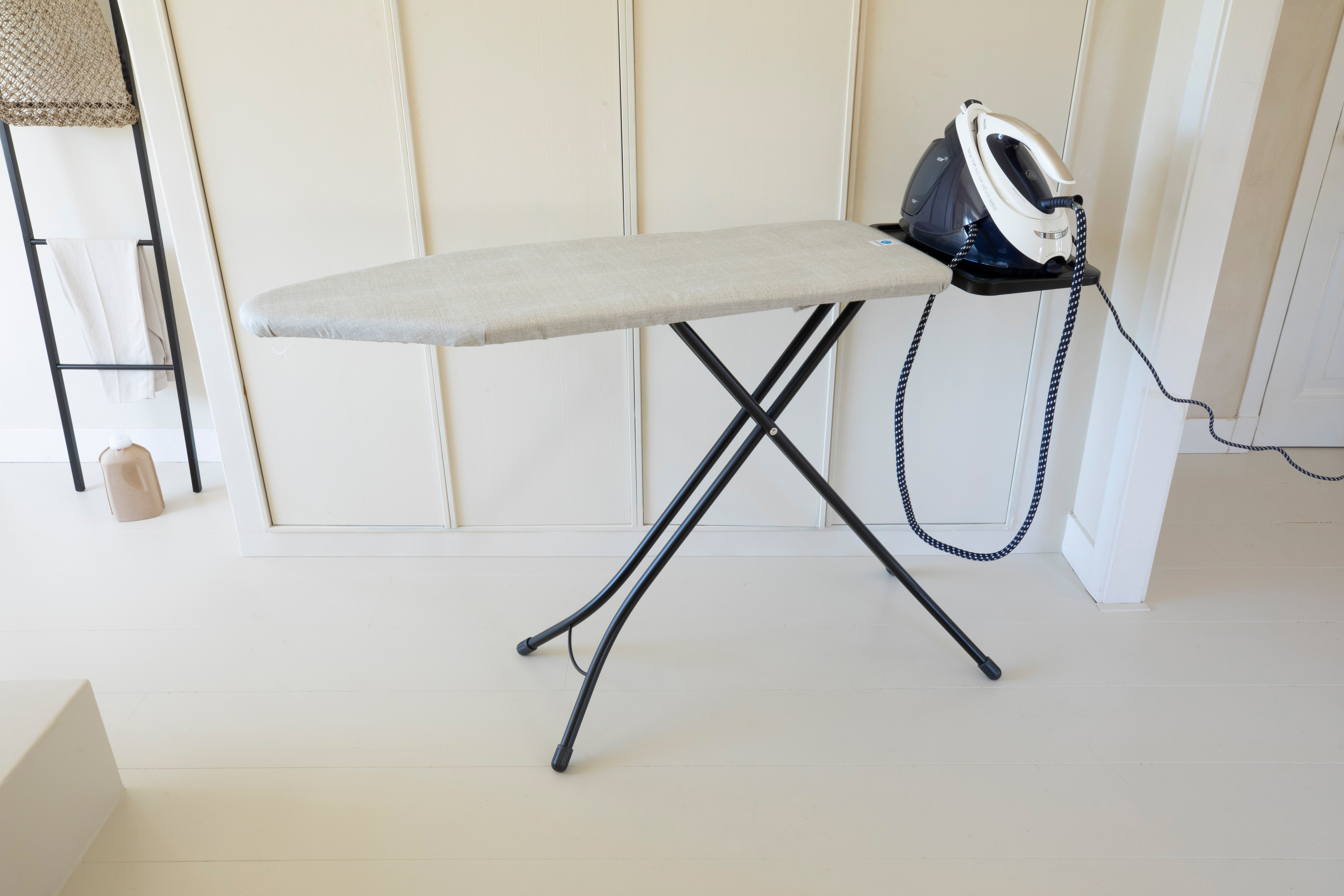 https://admins.leno.lv/storage/media/14139/ironing_board_c,_124x45cm,_ssuh_-_denim_grey_-_8710755236143_brabantia_6_nr-35404.jpg