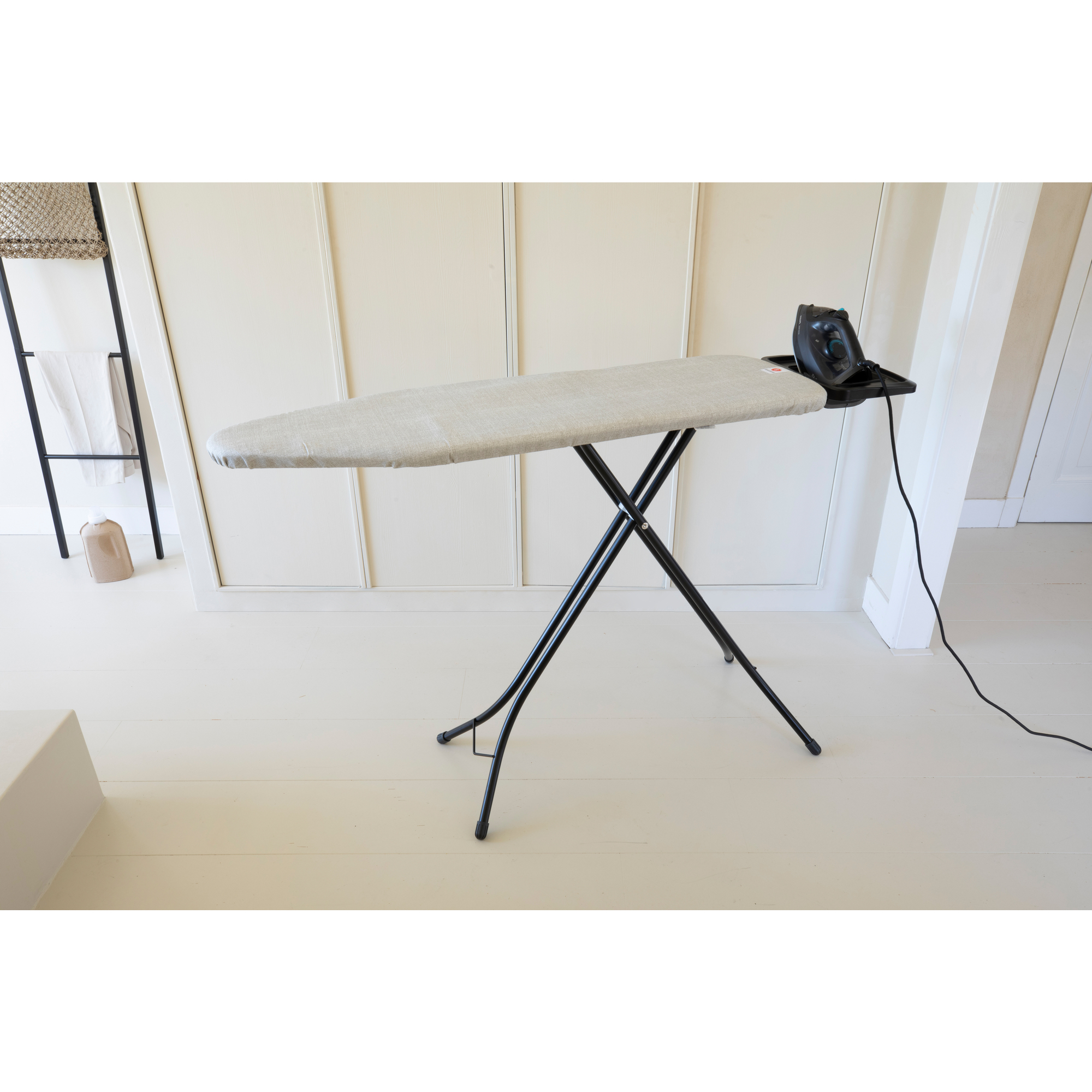 https://admins.leno.lv/storage/media/14315/ironing_board_b,_124x38cm,_ssir_-_denim_grey_-_8710755236129_brabantia_96dpi_2000x2000px_9_nr-35403.jpg