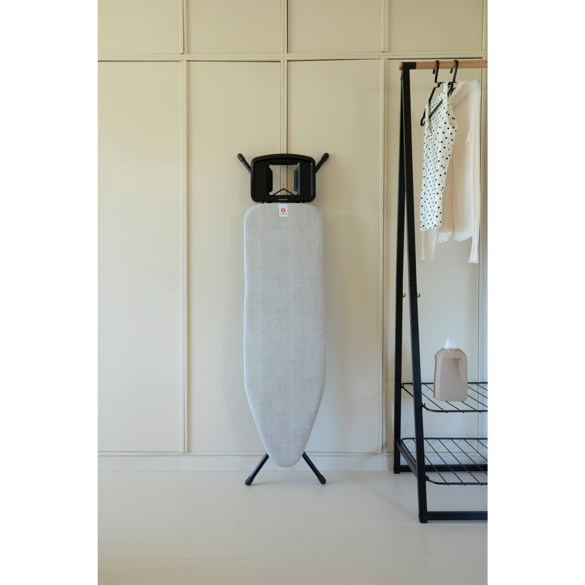 https://admins.leno.lv/storage/media/14317/ironing_board_b,_124x38cm,_ssir_-_denim_grey_-_8710755236129_brabantia_96dpi_2000x2000px_9_nr-35401.jpg