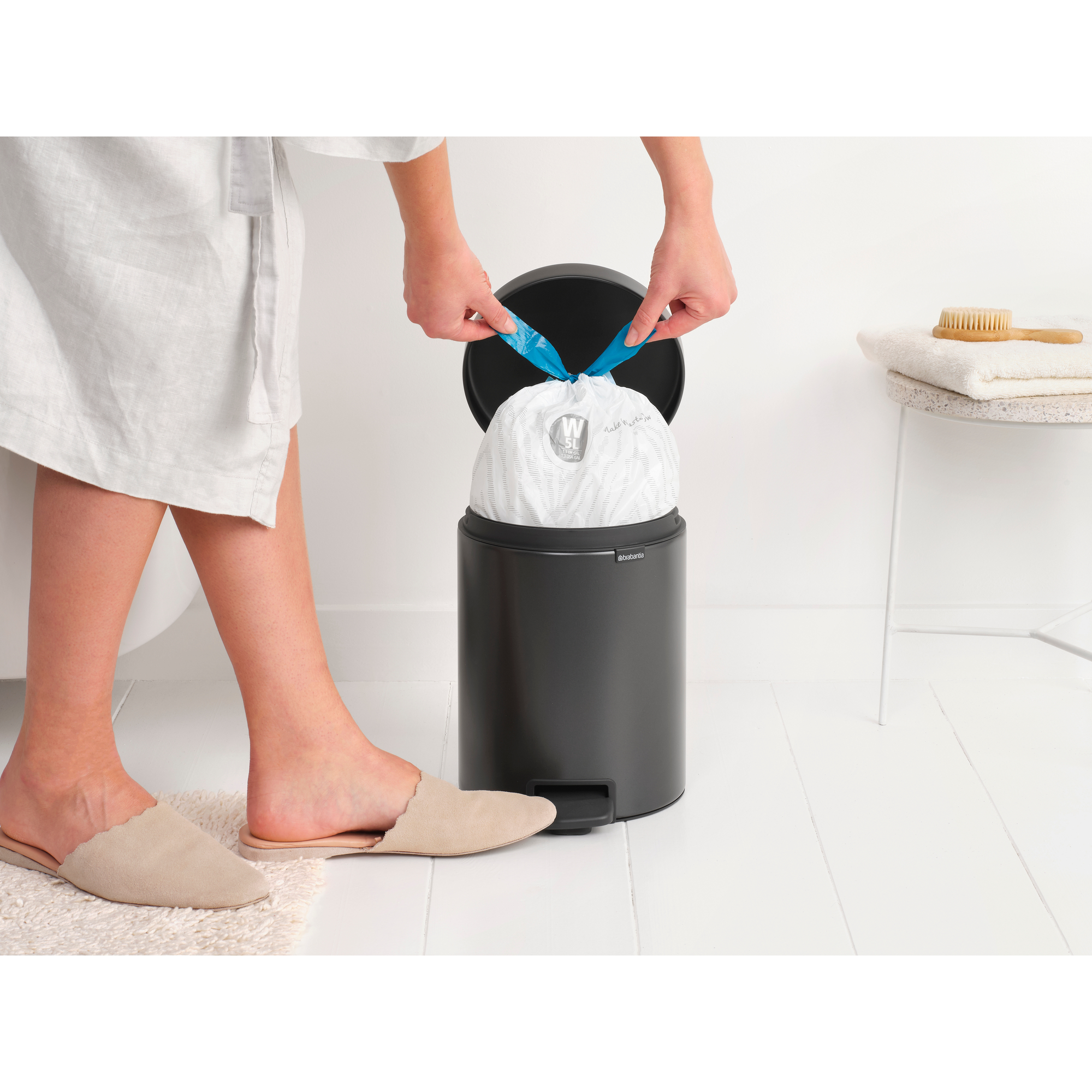 https://admins.leno.lv/storage/media/14326/newicon_pedal_bin,_5l_-_confident_grey_-_8710755233463_brabantia_96dpi_2000x2000px_9_nr-37431.jpg