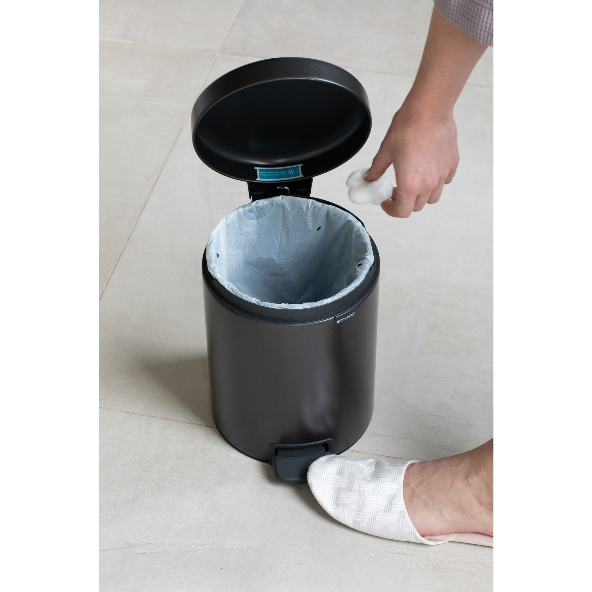 https://admins.leno.lv/storage/media/14328/newicon_pedal_bin,_5l_-_confident_grey_-_8710755233463_brabantia_96dpi_2000x2000px_9_nr-36154.jpg