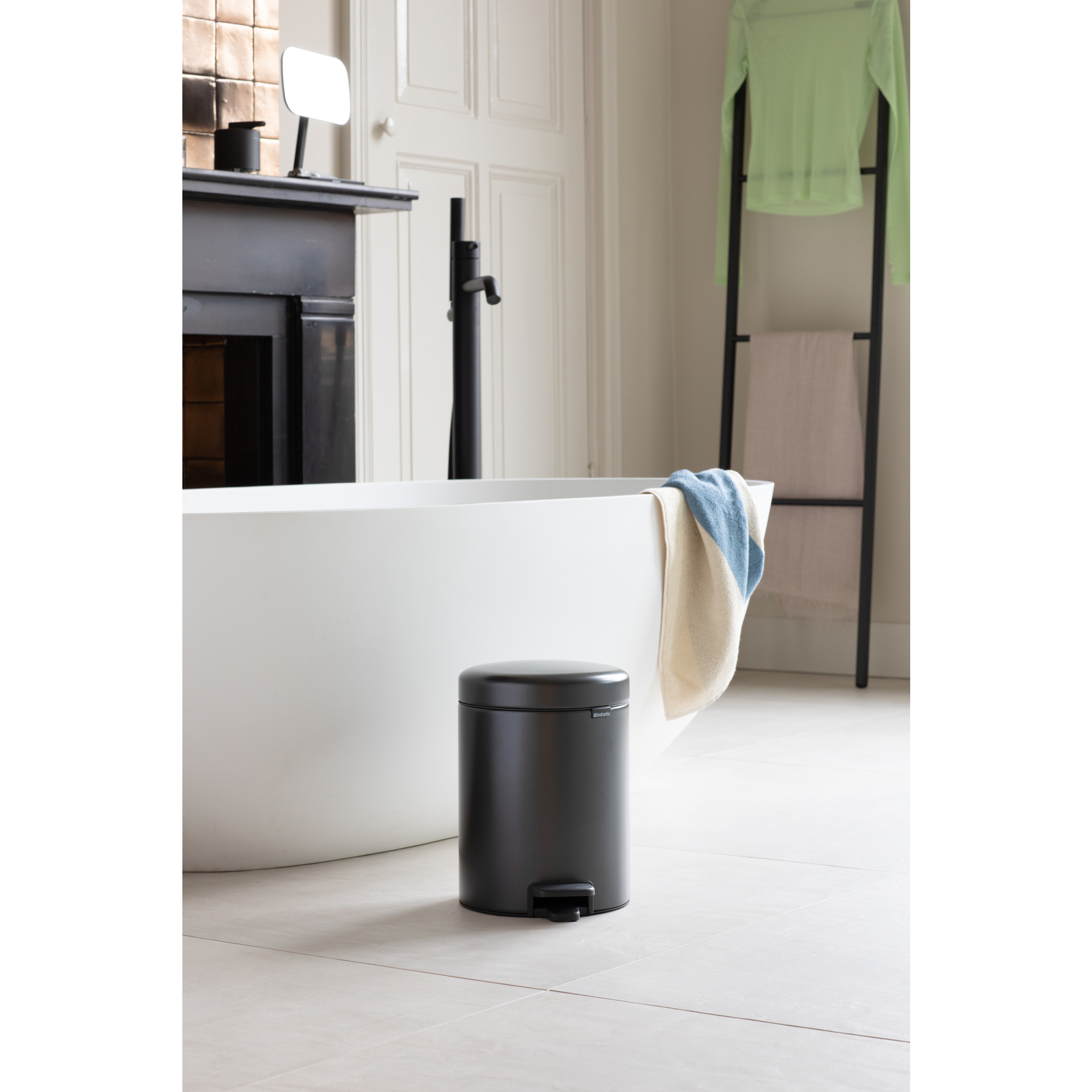 https://admins.leno.lv/storage/media/14329/newicon_pedal_bin,_5l_-_confident_grey_-_8710755233463_brabantia_96dpi_2000x2000px_9_nr-36153.jpg