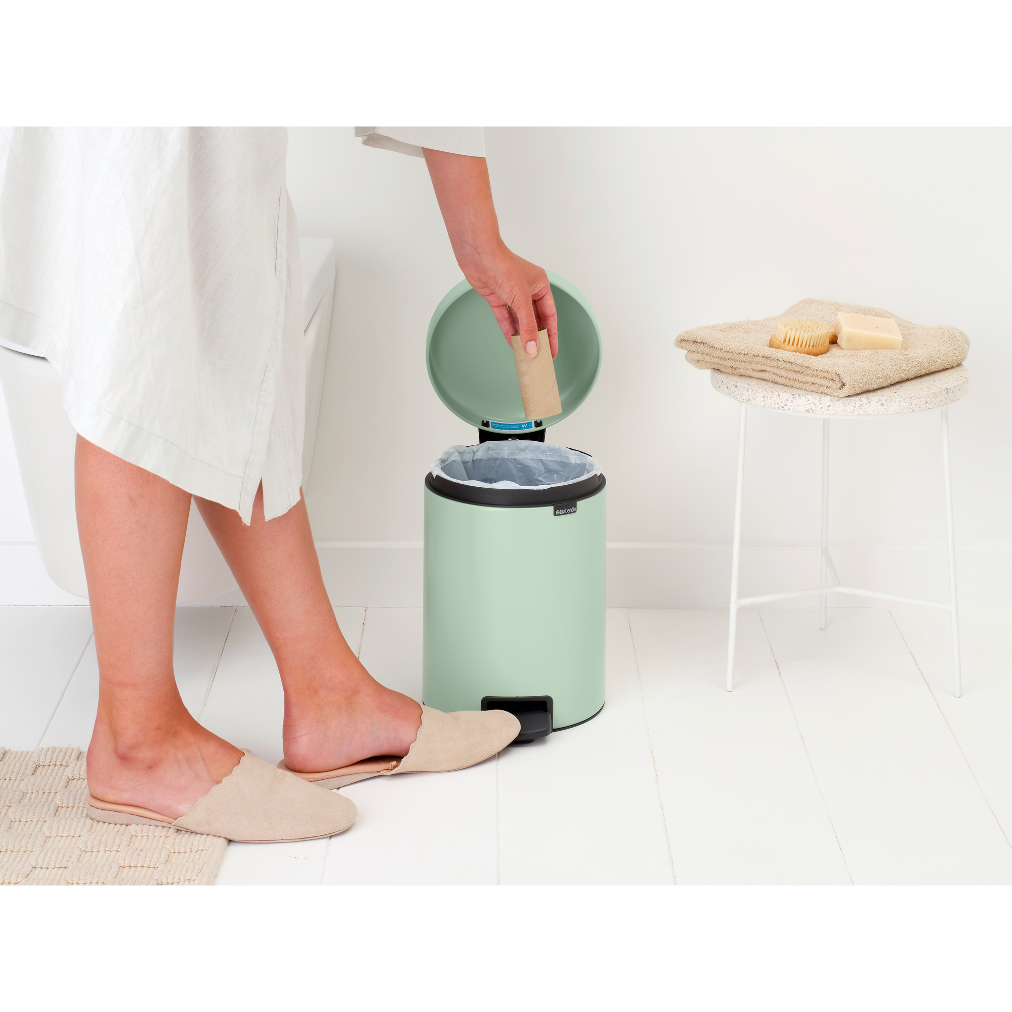 https://admins.leno.lv/storage/media/14337/newicon_pedal_bin,_5l_-_jade_green_-_8710755233883_brabantia_96dpi_2000x2000px_9_nr-35665.jpg