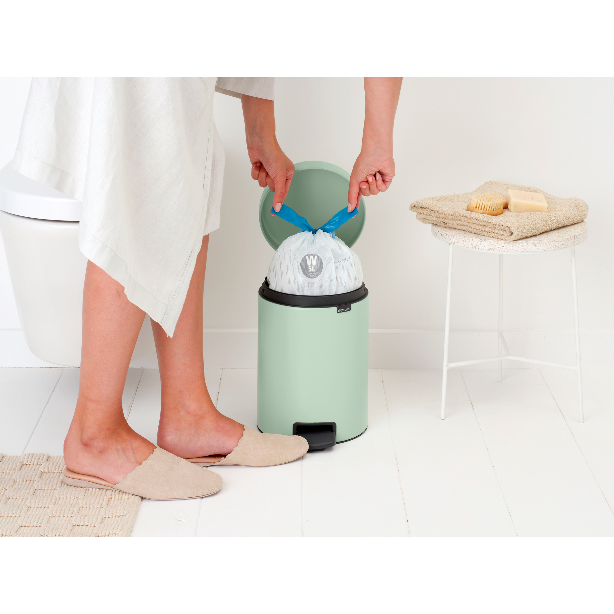 https://admins.leno.lv/storage/media/14338/newicon_pedal_bin,_5l_-_jade_green_-_8710755233883_brabantia_96dpi_2000x2000px_9_nr-35666.jpg