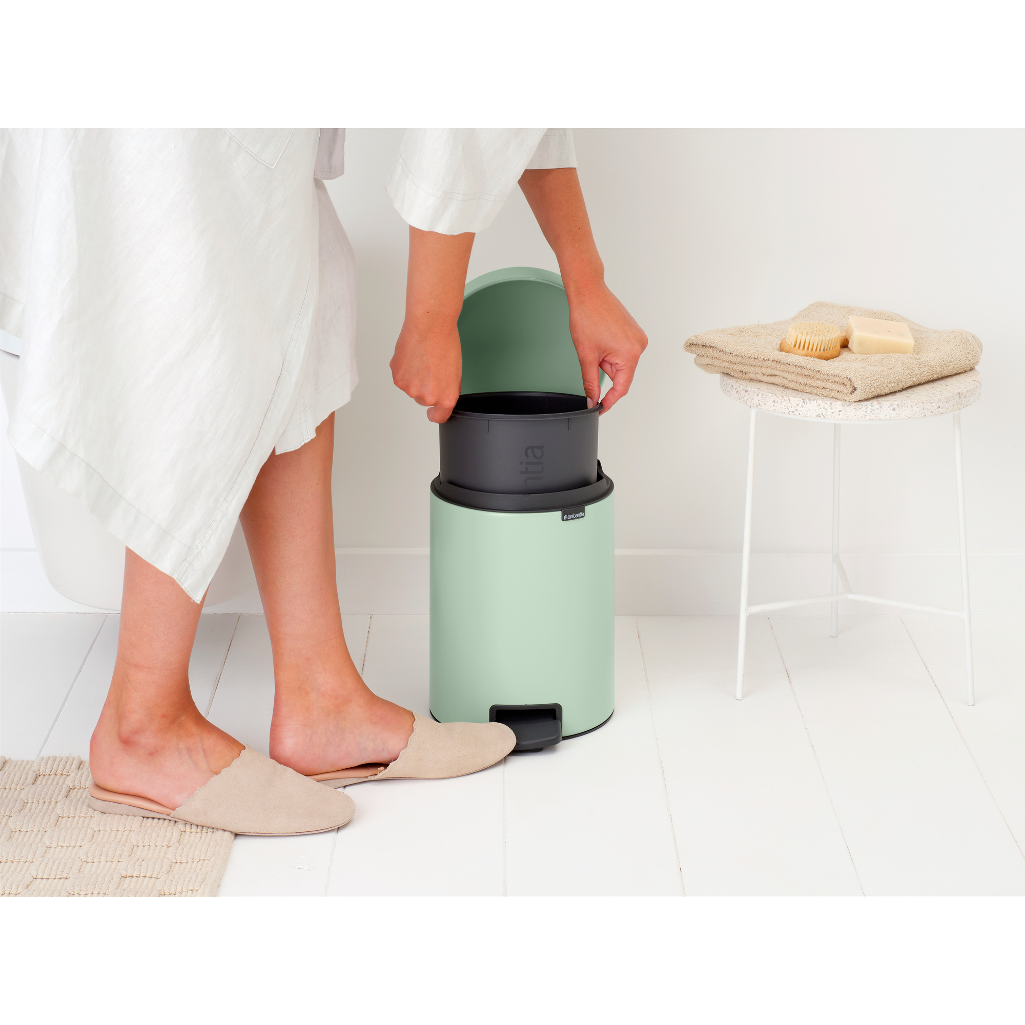 https://admins.leno.lv/storage/media/14339/newicon_pedal_bin,_5l_-_jade_green_-_8710755233883_brabantia_96dpi_2000x2000px_9_nr-35667.jpg