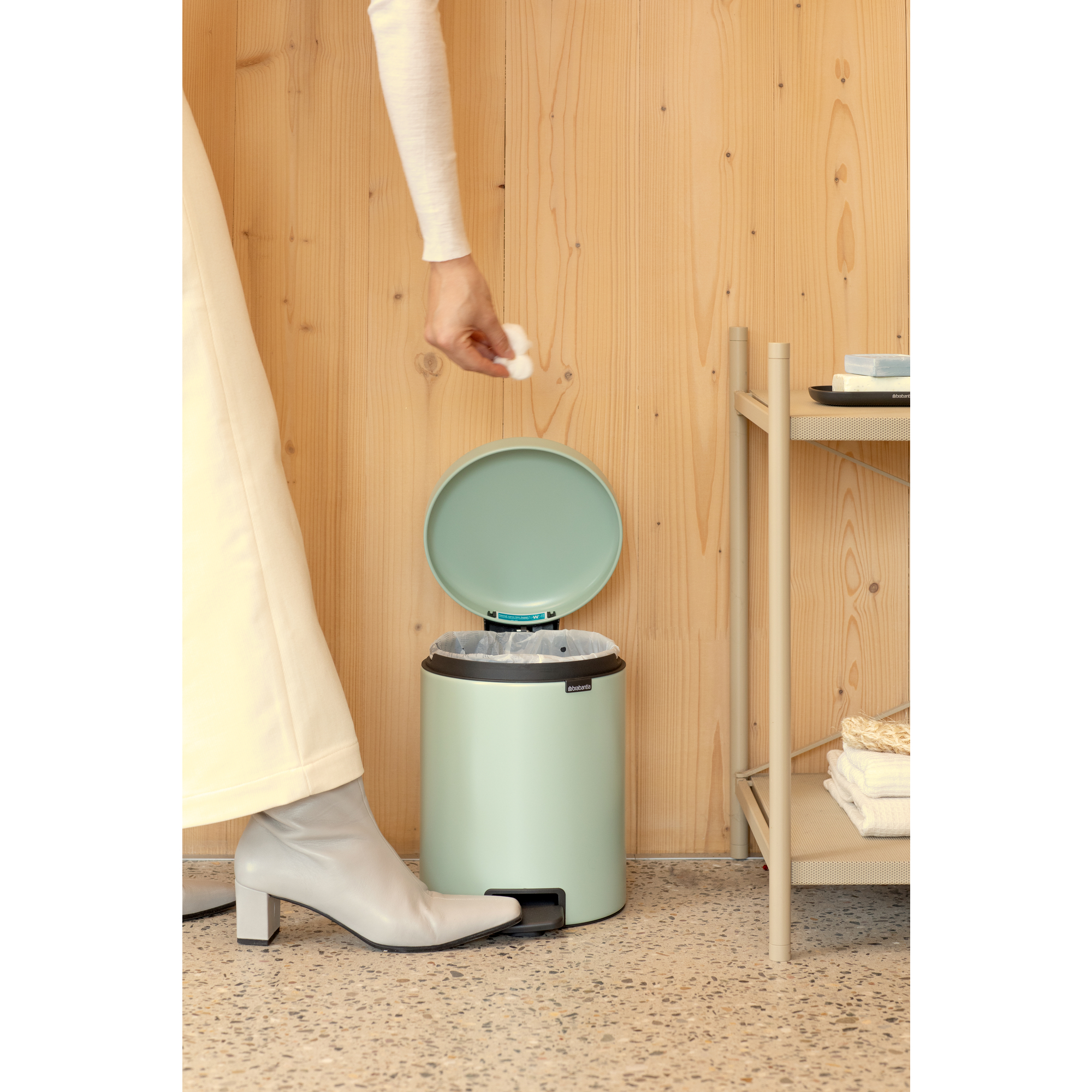 https://admins.leno.lv/storage/media/14340/newicon_pedal_bin,_5l_-_jade_green_-_8710755233883_brabantia_96dpi_2000x2000px_9_nr-35643.jpg