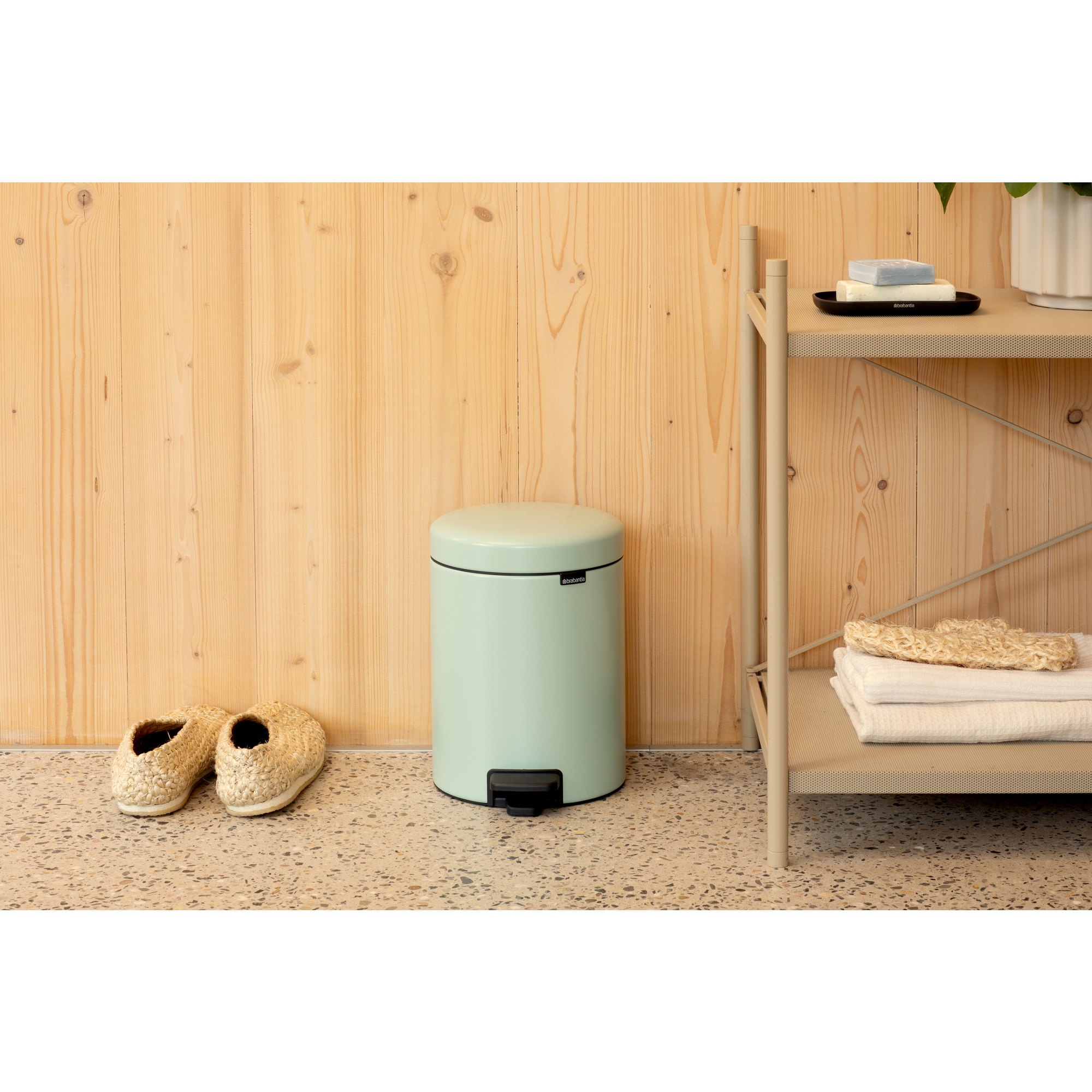 https://admins.leno.lv/storage/media/14341/newicon_pedal_bin,_5l_-_jade_green_-_8710755233883_brabantia_96dpi_2000x2000px_9_nr-35642.jpg