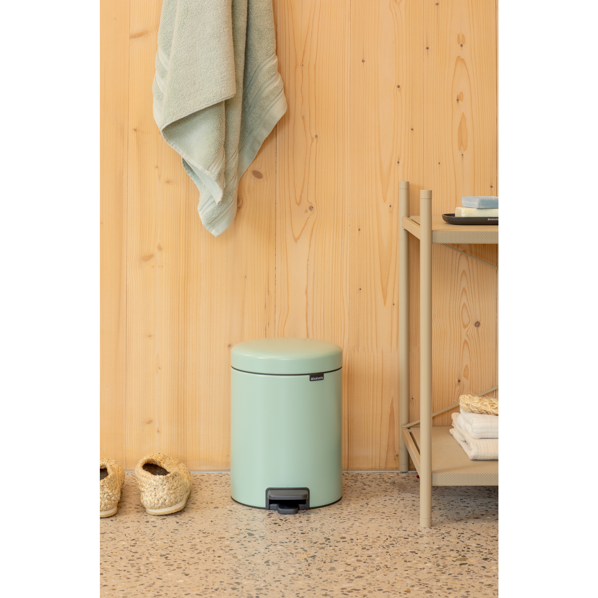 https://admins.leno.lv/storage/media/14342/newicon_pedal_bin,_5l_-_jade_green_-_8710755233883_brabantia_96dpi_2000x2000px_9_nr-35644.jpg