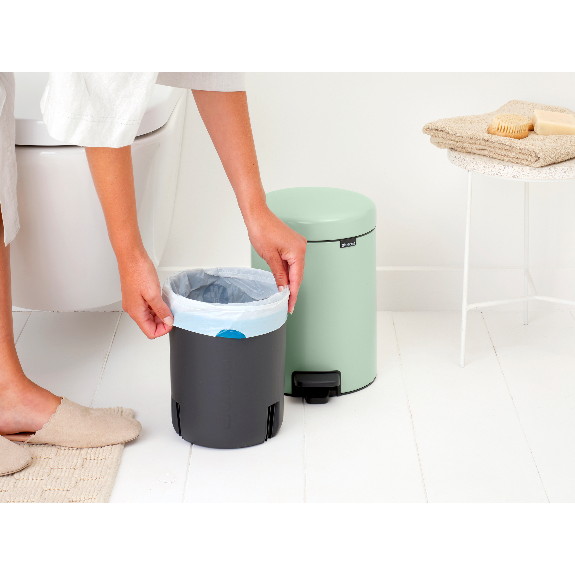 https://admins.leno.lv/storage/media/14343/newicon_pedal_bin,_5l_-_jade_green_-_8710755233883_brabantia_96dpi_2000x2000px_9_nr-35668.jpg