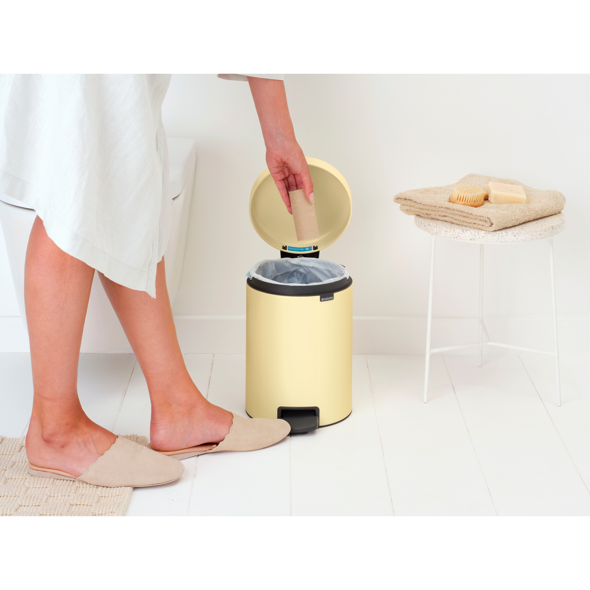 https://admins.leno.lv/storage/media/14351/newicon_pedal_bin,_5l_-_mellow_yellow_-_8710755233784_brabantia_96dpi_2000x2000px_9_nr-35535.jpg