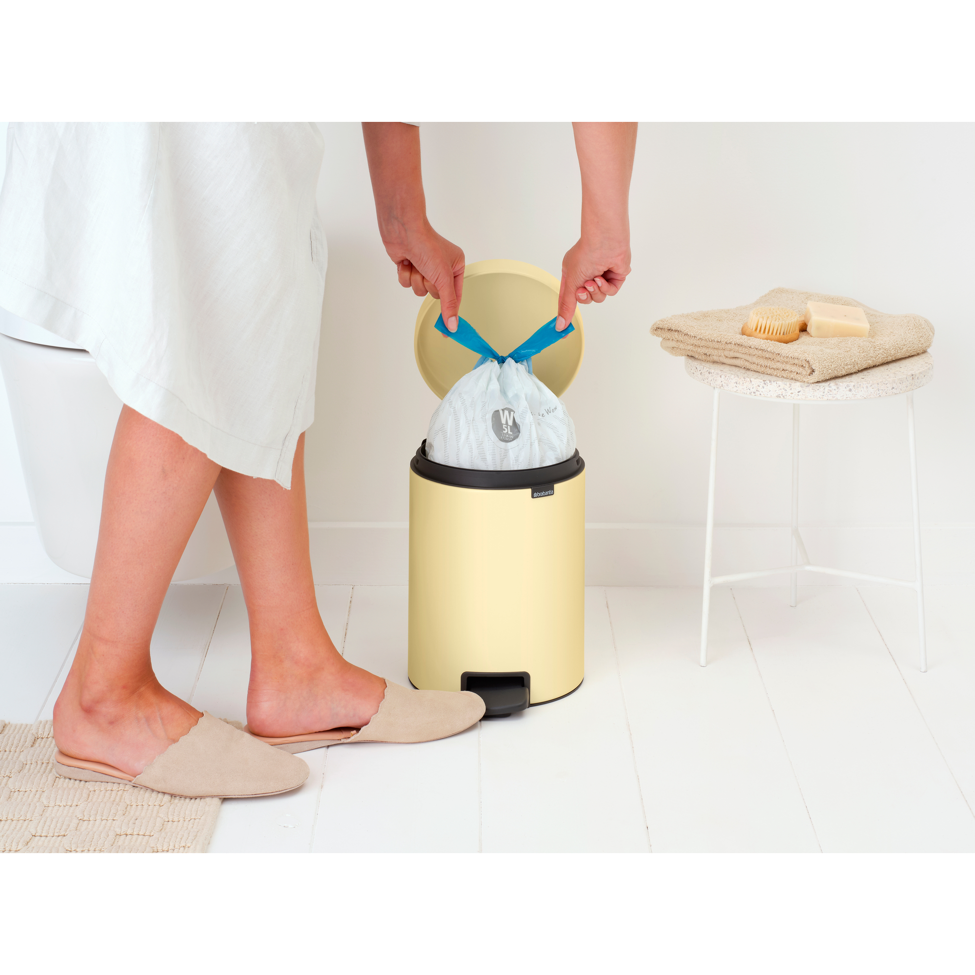 https://admins.leno.lv/storage/media/14352/newicon_pedal_bin,_5l_-_mellow_yellow_-_8710755233784_brabantia_96dpi_2000x2000px_9_nr-35536.jpg