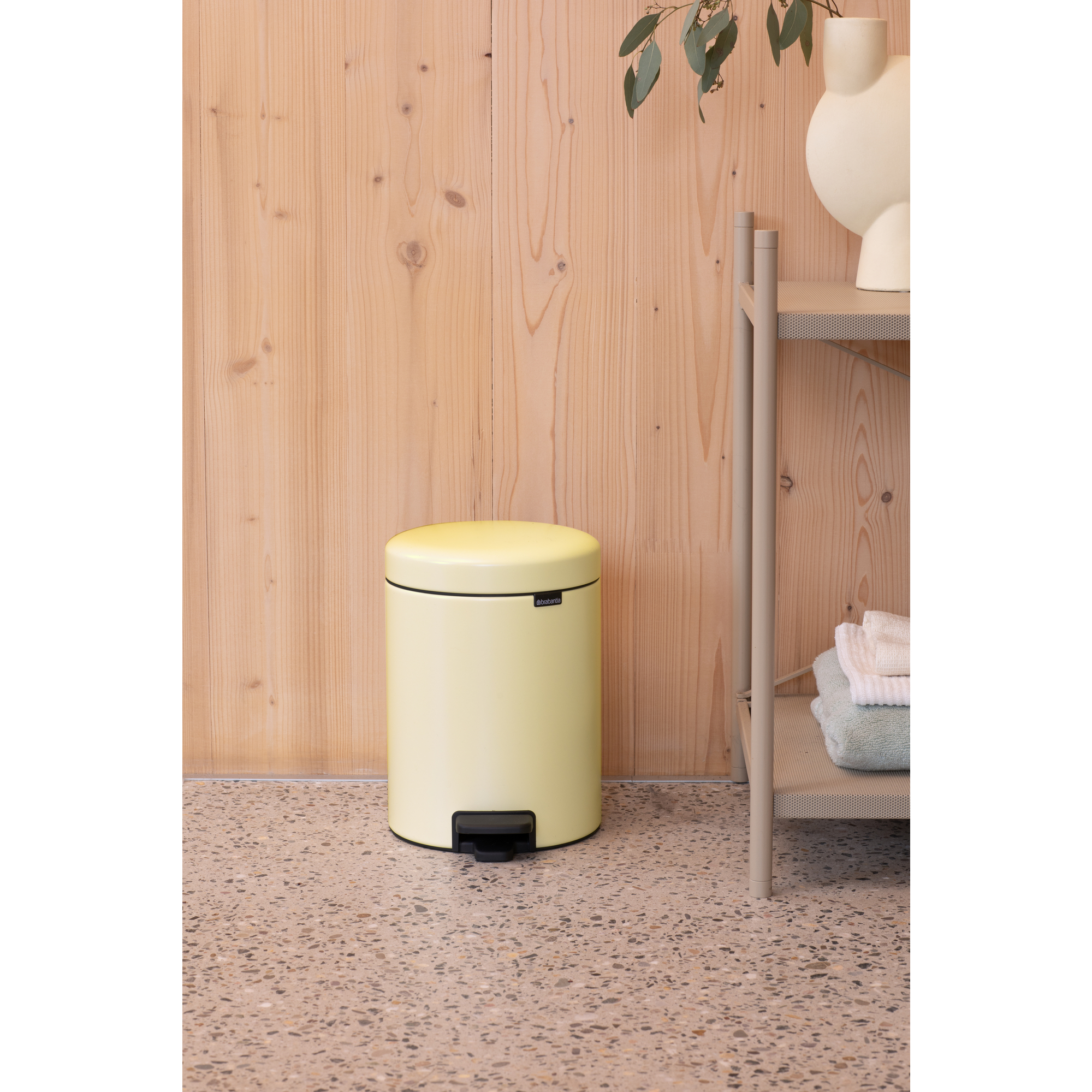 https://admins.leno.lv/storage/media/14355/newicon_pedal_bin,_5l_-_mellow_yellow_-_8710755233784_brabantia_96dpi_2000x2000px_9_nr-35514.jpg