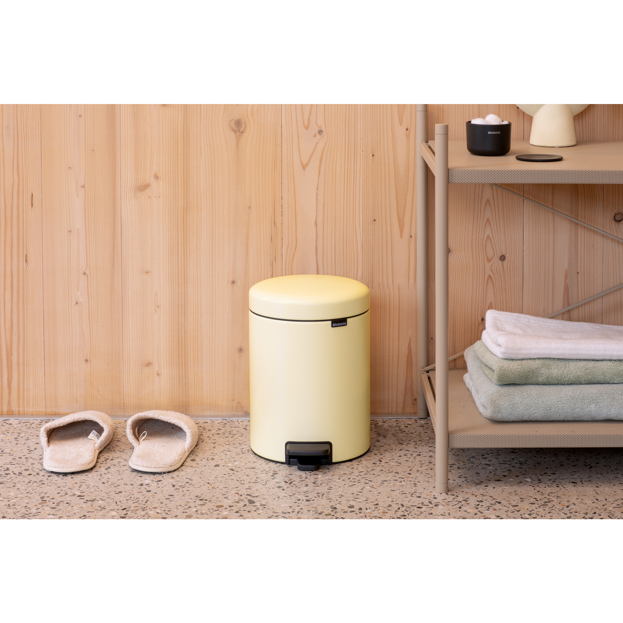 https://admins.leno.lv/storage/media/14356/newicon_pedal_bin,_5l_-_mellow_yellow_-_8710755233784_brabantia_96dpi_2000x2000px_9_nr-35512.jpg