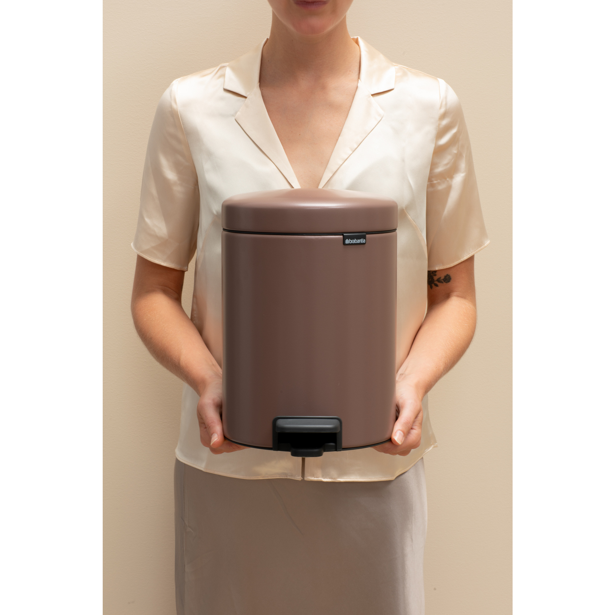 https://admins.leno.lv/storage/media/14365/newicon_pedal_bin,_5l_-_satin_taupe_-_8710755233982_brabantia_96dpi_2000x2000px_9_nr-35857.jpg