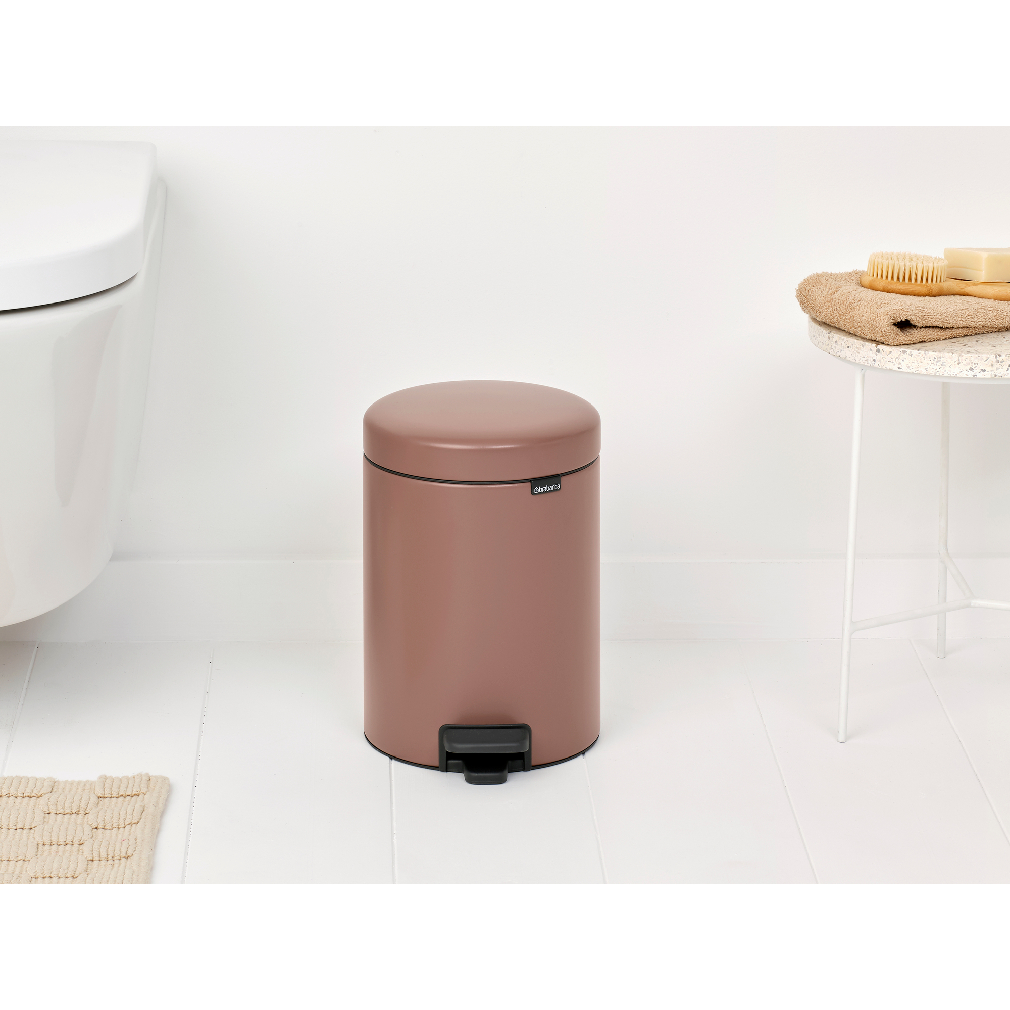 https://admins.leno.lv/storage/media/14366/newicon_pedal_bin,_5l_-_satin_taupe_-_8710755233982_brabantia_96dpi_2000x2000px_9_nr-35883.jpg