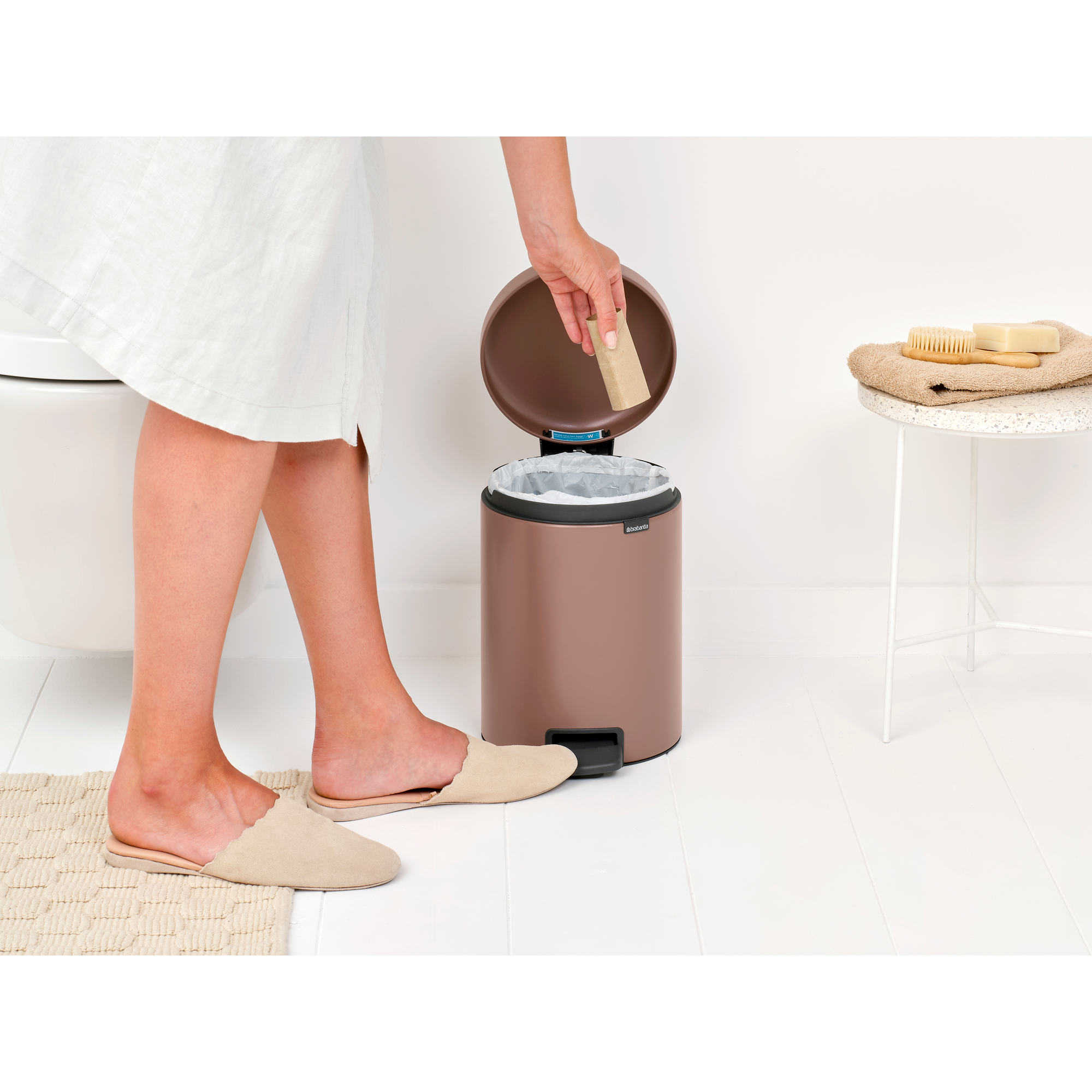 https://admins.leno.lv/storage/media/14367/newicon_pedal_bin,_5l_-_satin_taupe_-_8710755233982_brabantia_96dpi_2000x2000px_9_nr-35884.jpg