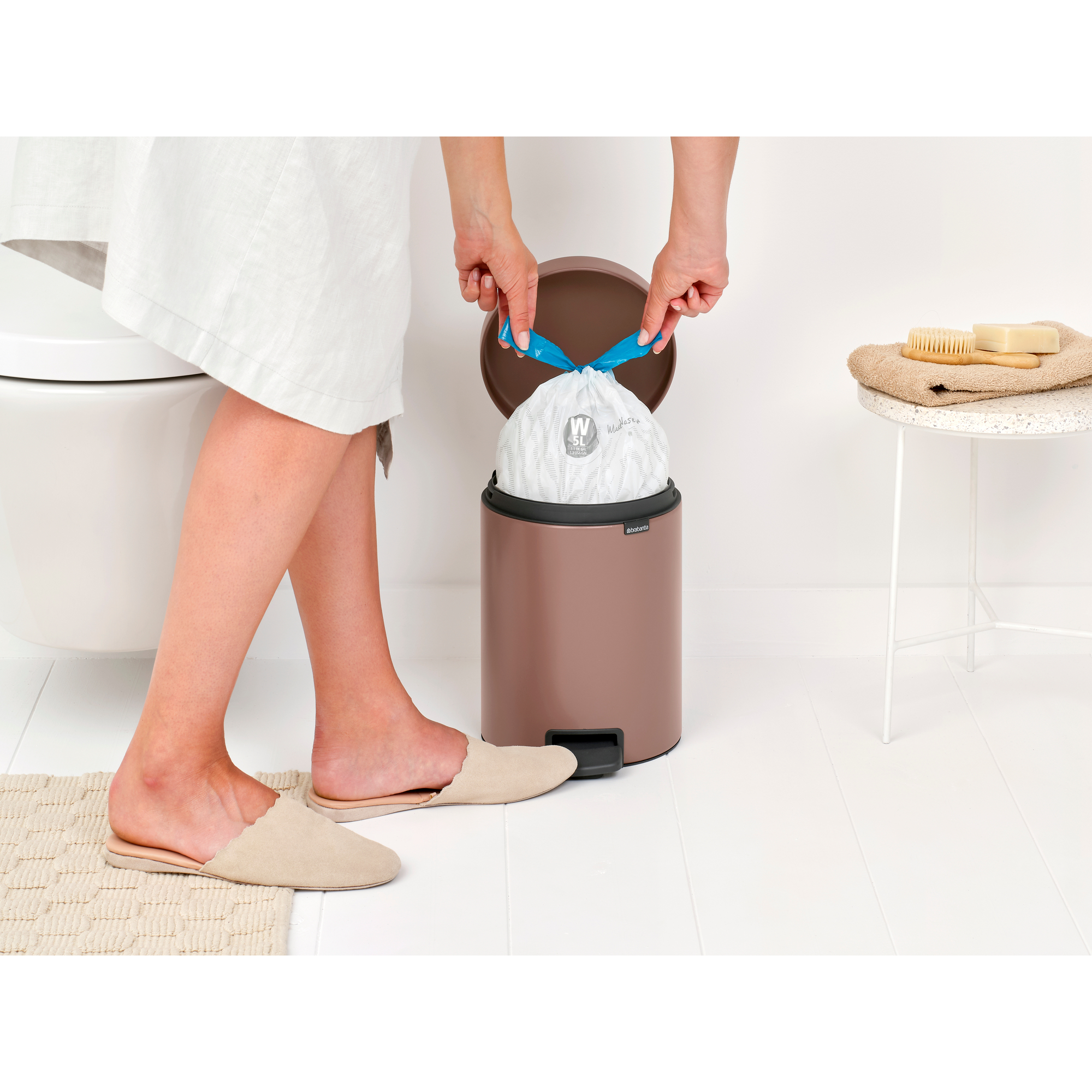 https://admins.leno.lv/storage/media/14368/newicon_pedal_bin,_5l_-_satin_taupe_-_8710755233982_brabantia_96dpi_2000x2000px_9_nr-35885.jpg