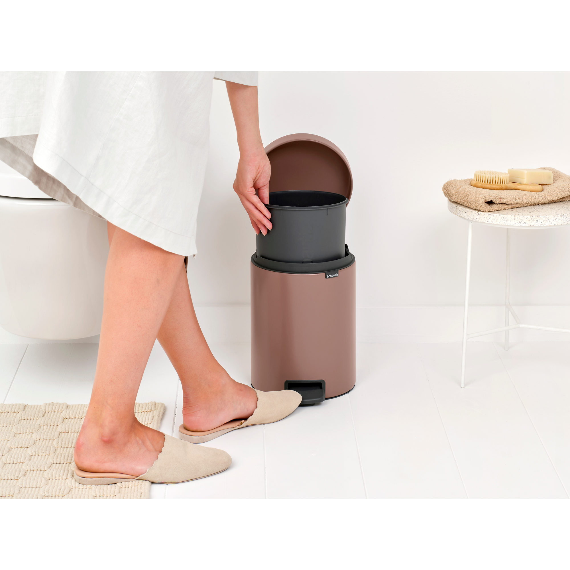 https://admins.leno.lv/storage/media/14369/newicon_pedal_bin,_5l_-_satin_taupe_-_8710755233982_brabantia_96dpi_2000x2000px_9_nr-35886.jpg