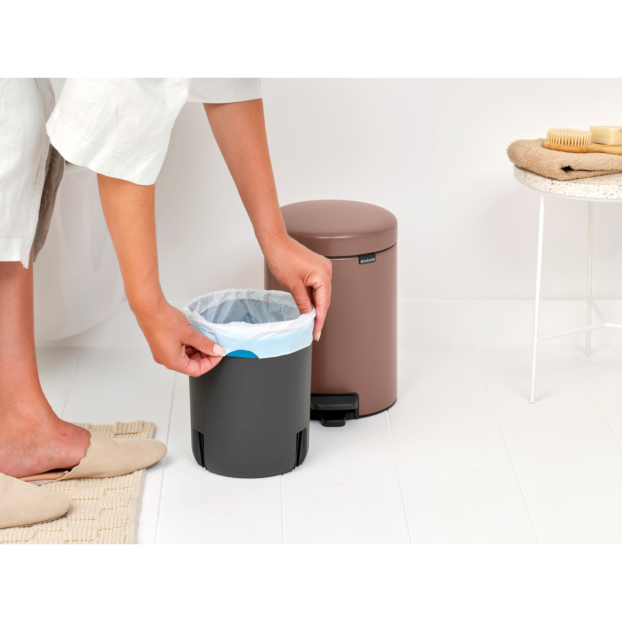 https://admins.leno.lv/storage/media/14370/newicon_pedal_bin,_5l_-_satin_taupe_-_8710755233982_brabantia_96dpi_2000x2000px_9_nr-35887.jpg