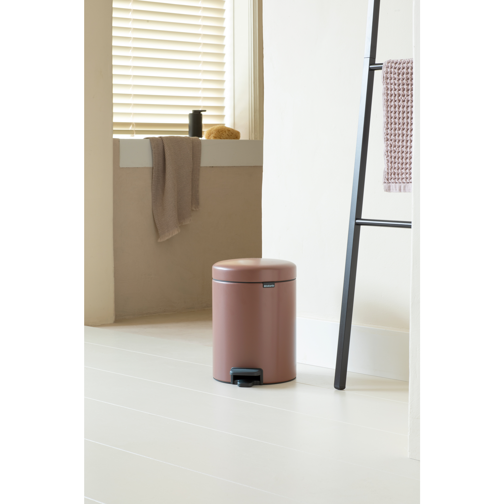 https://admins.leno.lv/storage/media/14371/newicon_pedal_bin,_5l_-_satin_taupe_-_8710755233982_brabantia_96dpi_2000x2000px_9_nr-35869.jpg