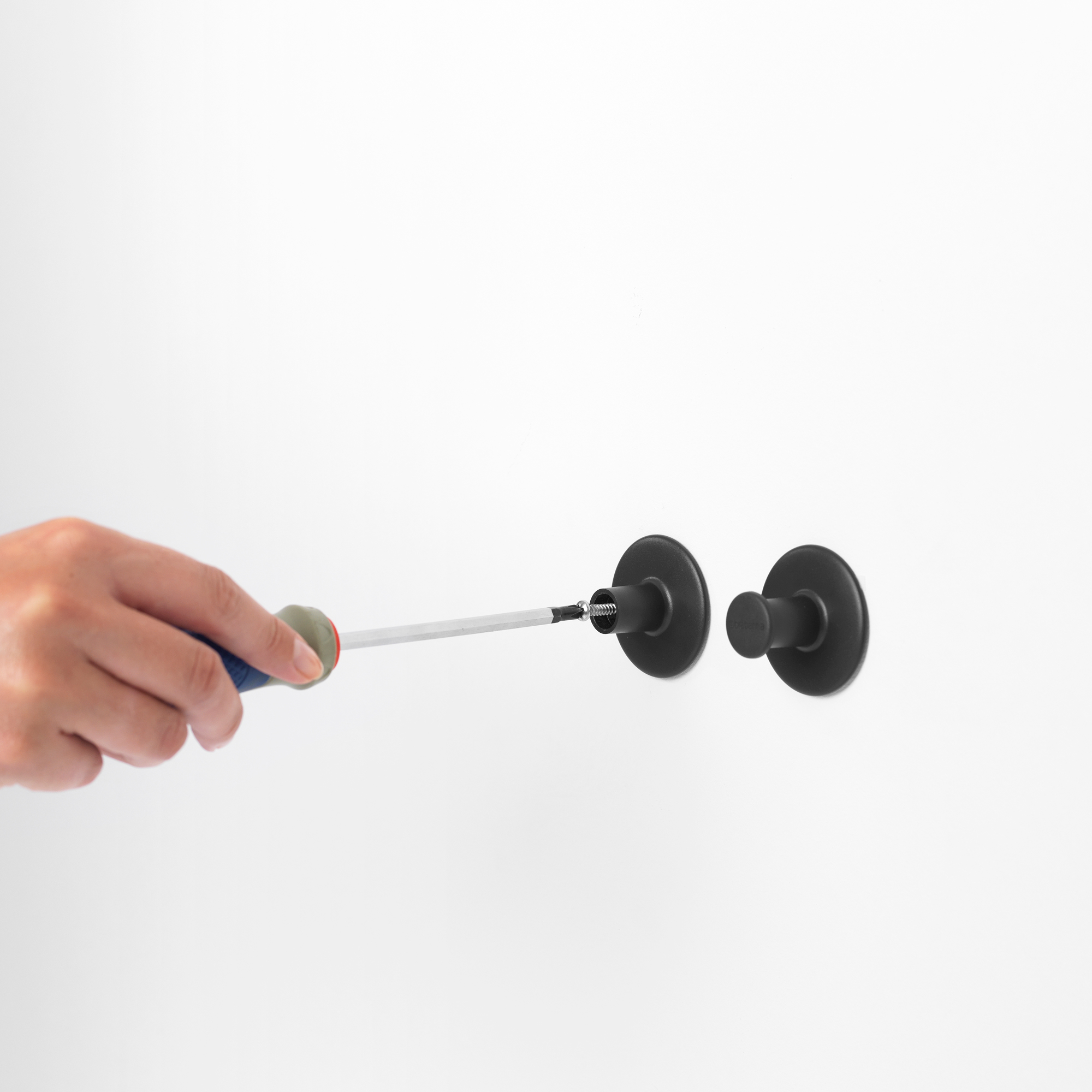 https://admins.leno.lv/storage/media/14515/renew_towel_hooks,_set_of_2_-_dark_grey_-_8710755280320_brabantia_300dpi_2000x2000px_9_nr-20075.jpg