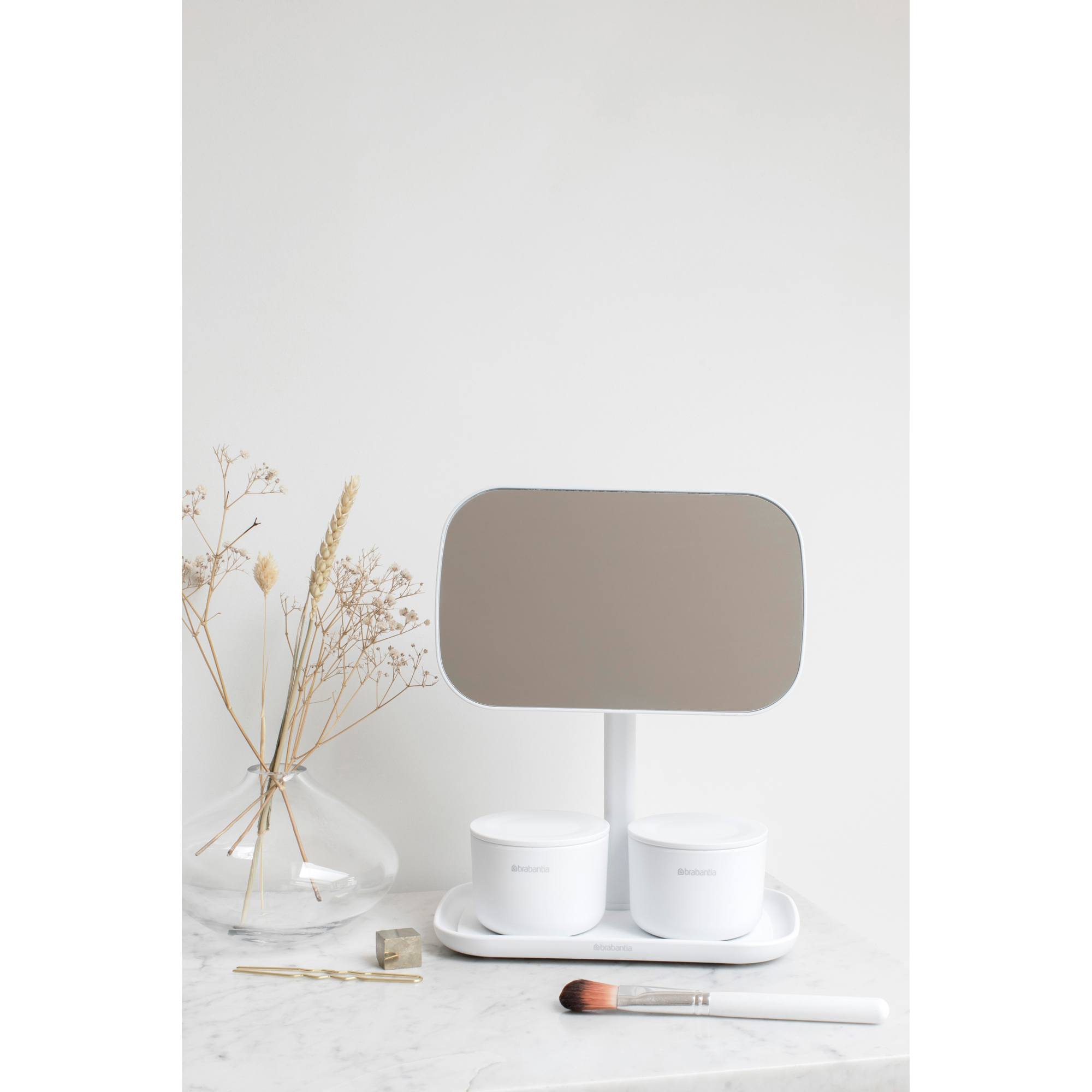 https://admins.leno.lv/storage/media/14586/renew_mirror_with_storage_tray_-_white_-_8710755280726_brabantia_300dpi_2000x2000px_9_nr-22475.jpg