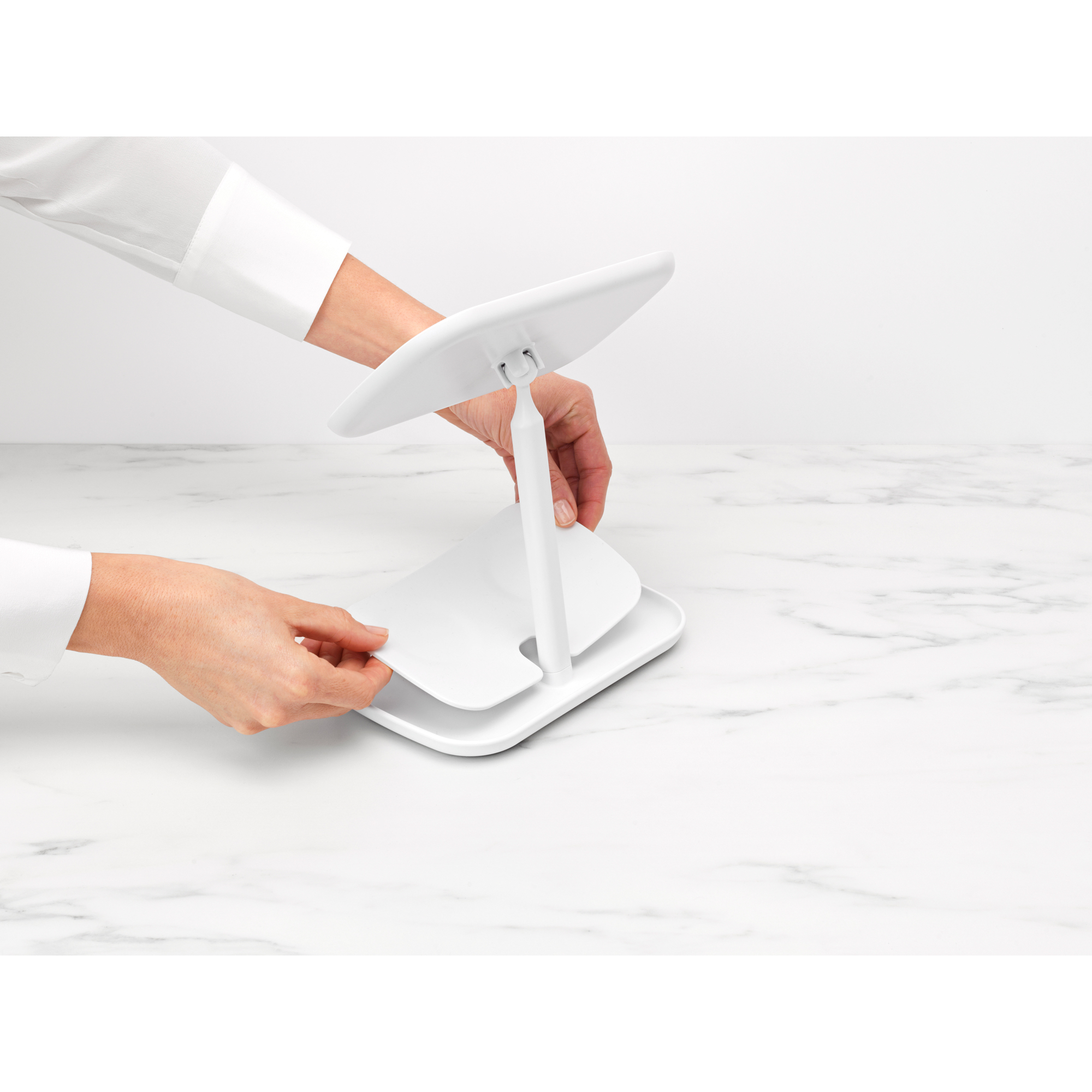 https://admins.leno.lv/storage/media/14587/renew_mirror_with_storage_tray_-_white_-_8710755280726_brabantia_300dpi_2000x2000px_9_nr-22013.jpg