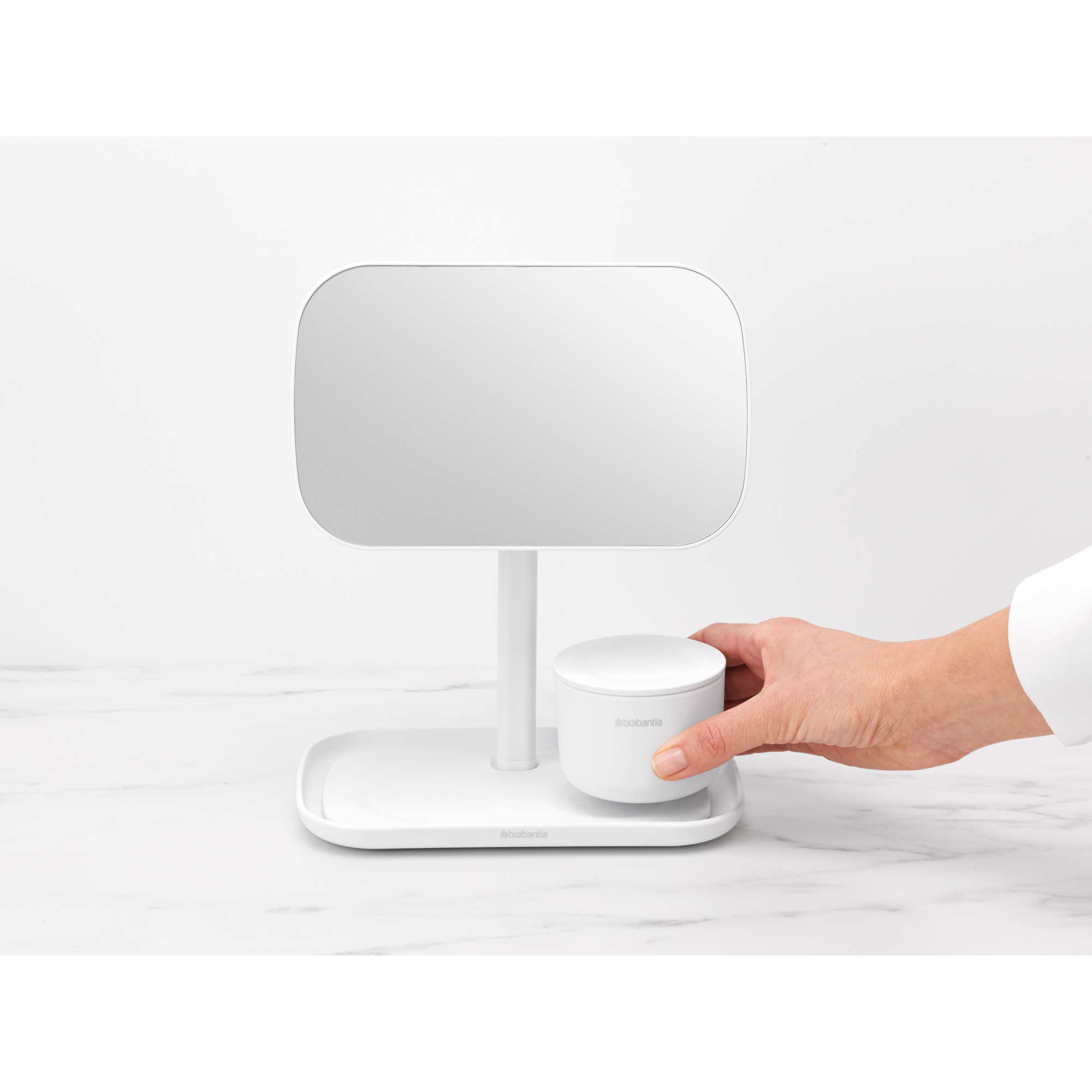 https://admins.leno.lv/storage/media/14588/renew_mirror_with_storage_tray_-_white_-_8710755280726_brabantia_300dpi_2000x2000px_9_nr-22009.jpg