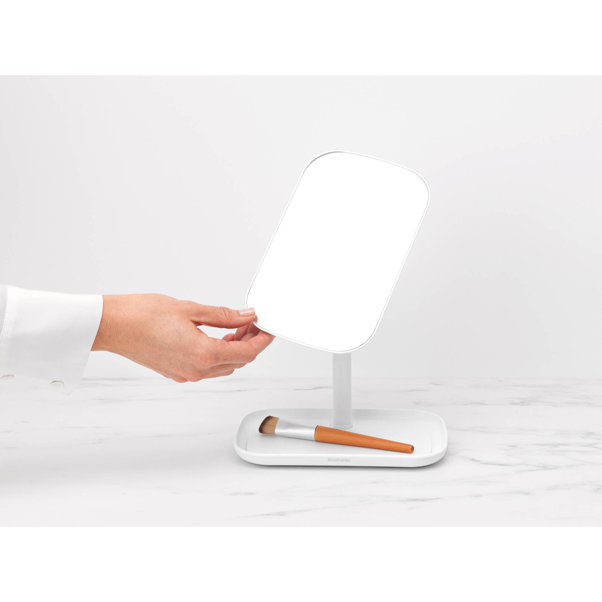 https://admins.leno.lv/storage/media/14589/renew_mirror_with_storage_tray_-_white_-_8710755280726_brabantia_300dpi_2000x2000px_9_nr-22006.jpg