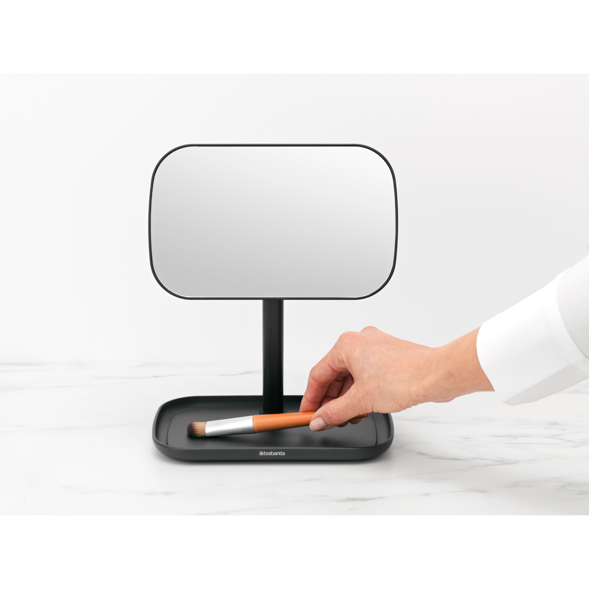 https://admins.leno.lv/storage/media/14592/renew_mirror_with_storage_tray_-_dark_grey_-_8710755280702_brabantia_300dpi_2000x2000px_9_nr-21987.jpg