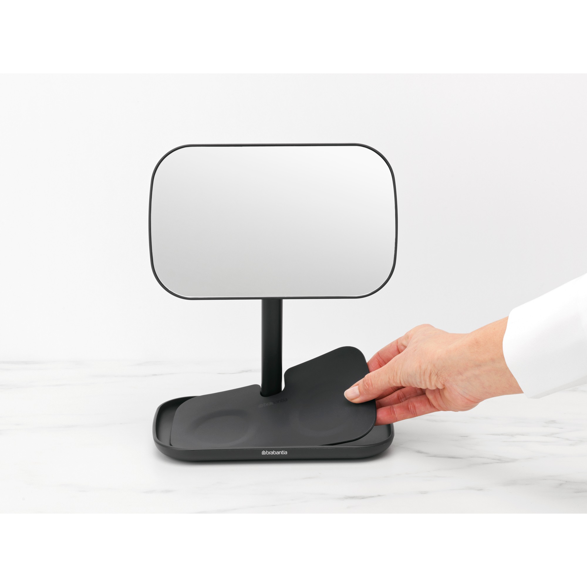 https://admins.leno.lv/storage/media/14593/renew_mirror_with_storage_tray_-_dark_grey_-_8710755280702_brabantia_300dpi_2000x2000px_9_nr-21988.jpg