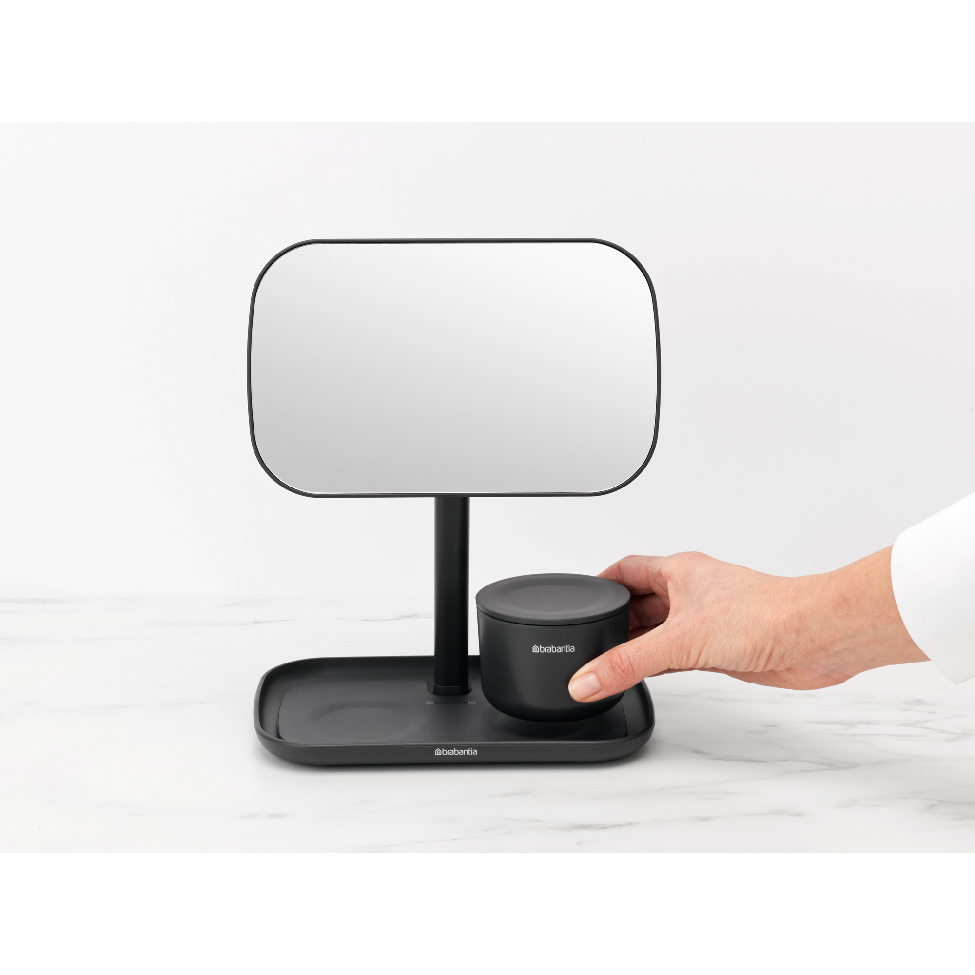 https://admins.leno.lv/storage/media/14594/renew_mirror_with_storage_tray_-_dark_grey_-_8710755280702_brabantia_300dpi_2000x2000px_9_nr-21989.jpg