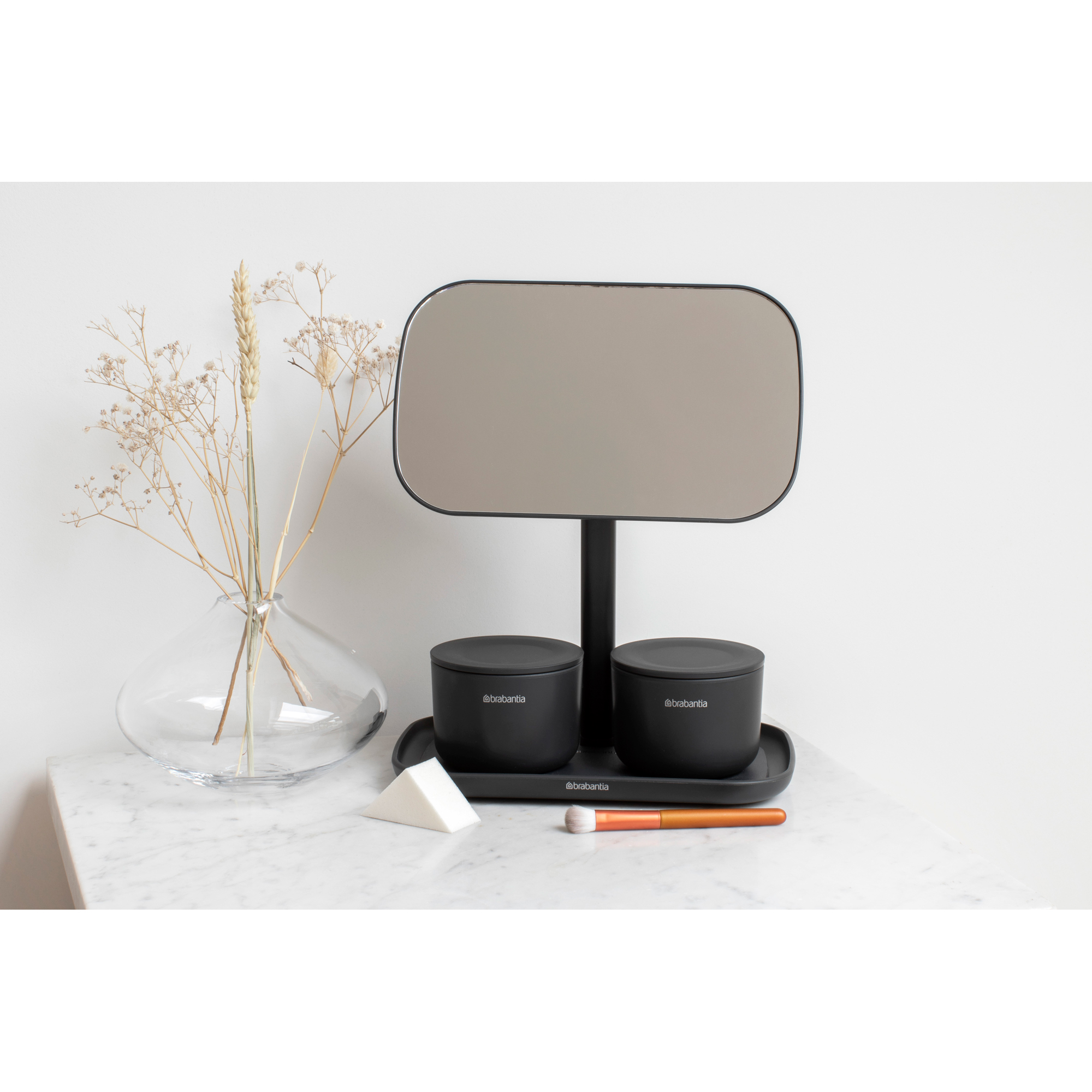 https://admins.leno.lv/storage/media/14596/renew_mirror_with_storage_tray_-_dark_grey_-_8710755280702_brabantia_300dpi_2000x2000px_9_nr-22434.jpg