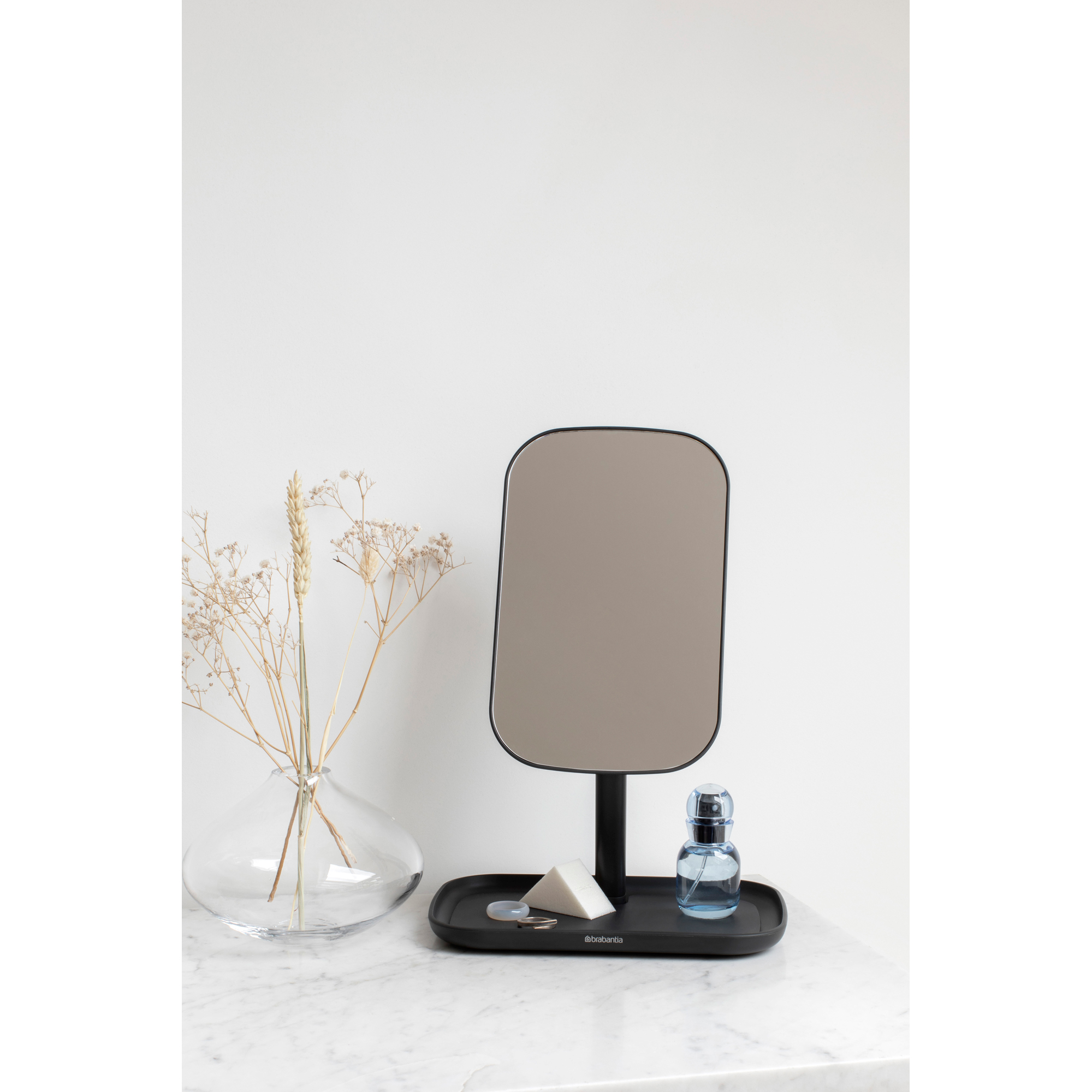 https://admins.leno.lv/storage/media/14597/renew_mirror_with_storage_tray_-_dark_grey_-_8710755280702_brabantia_300dpi_2000x2000px_9_nr-22472.jpg