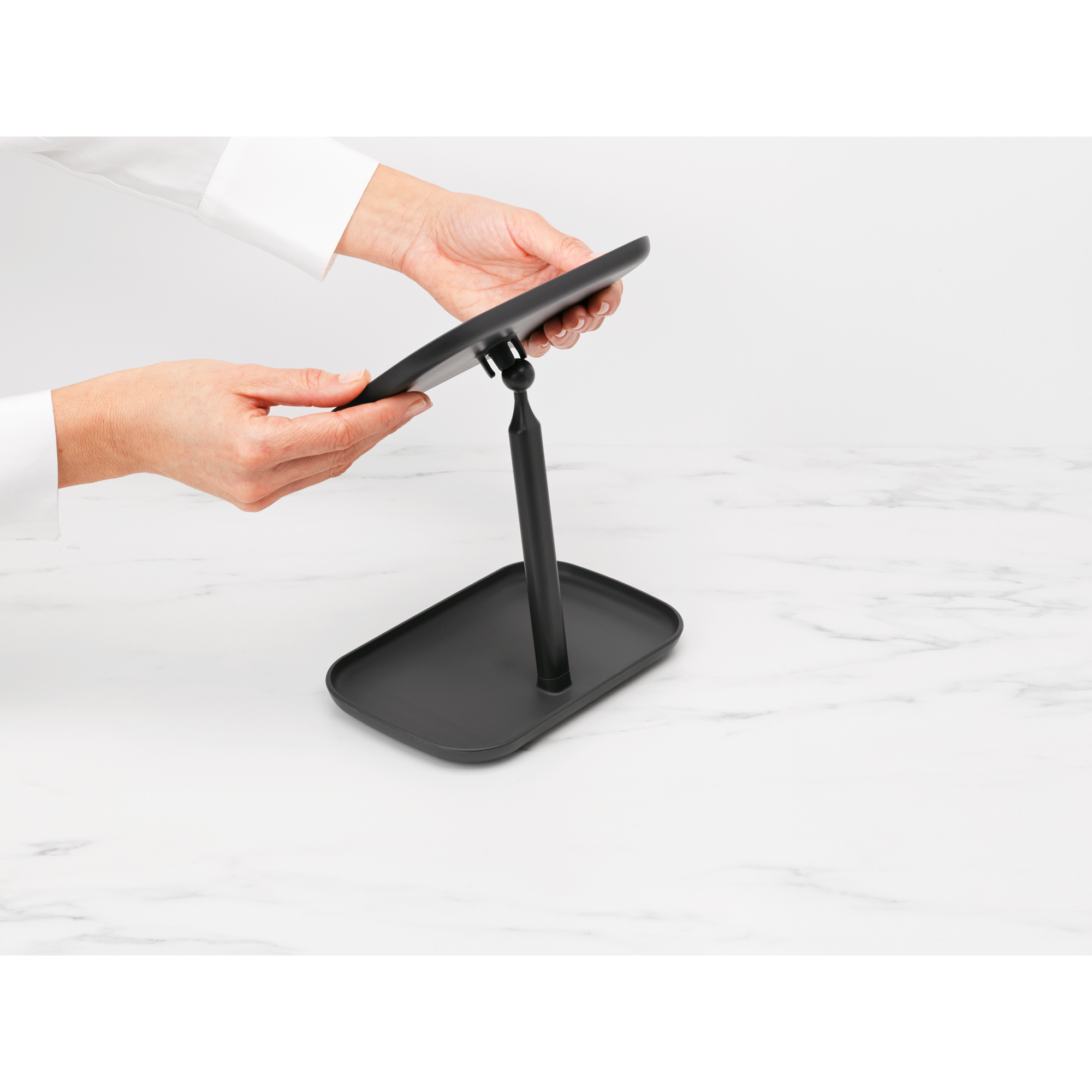 https://admins.leno.lv/storage/media/14598/renew_mirror_with_storage_tray_-_dark_grey_-_8710755280702_brabantia_300dpi_2000x2000px_9_nr-21992.jpg