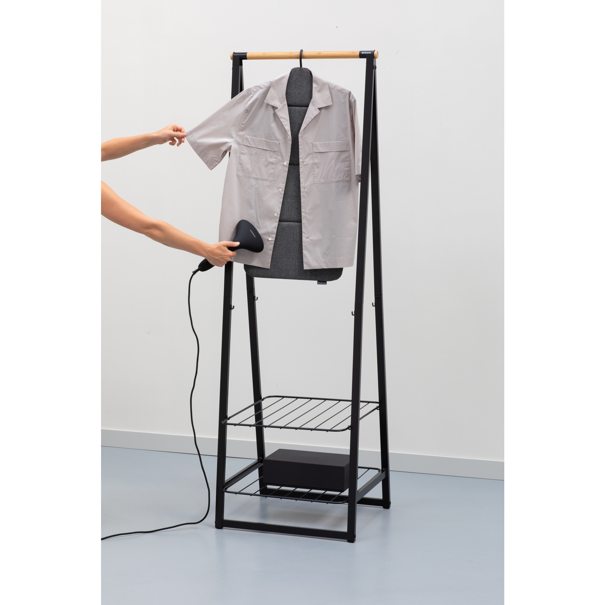 https://admins.leno.lv/storage/media/15195/foldable_steam_board_-_pepper_black_-_8710755231728_brabantia_96dpi_2000x2000px_9_nr-35168_(1).jpg