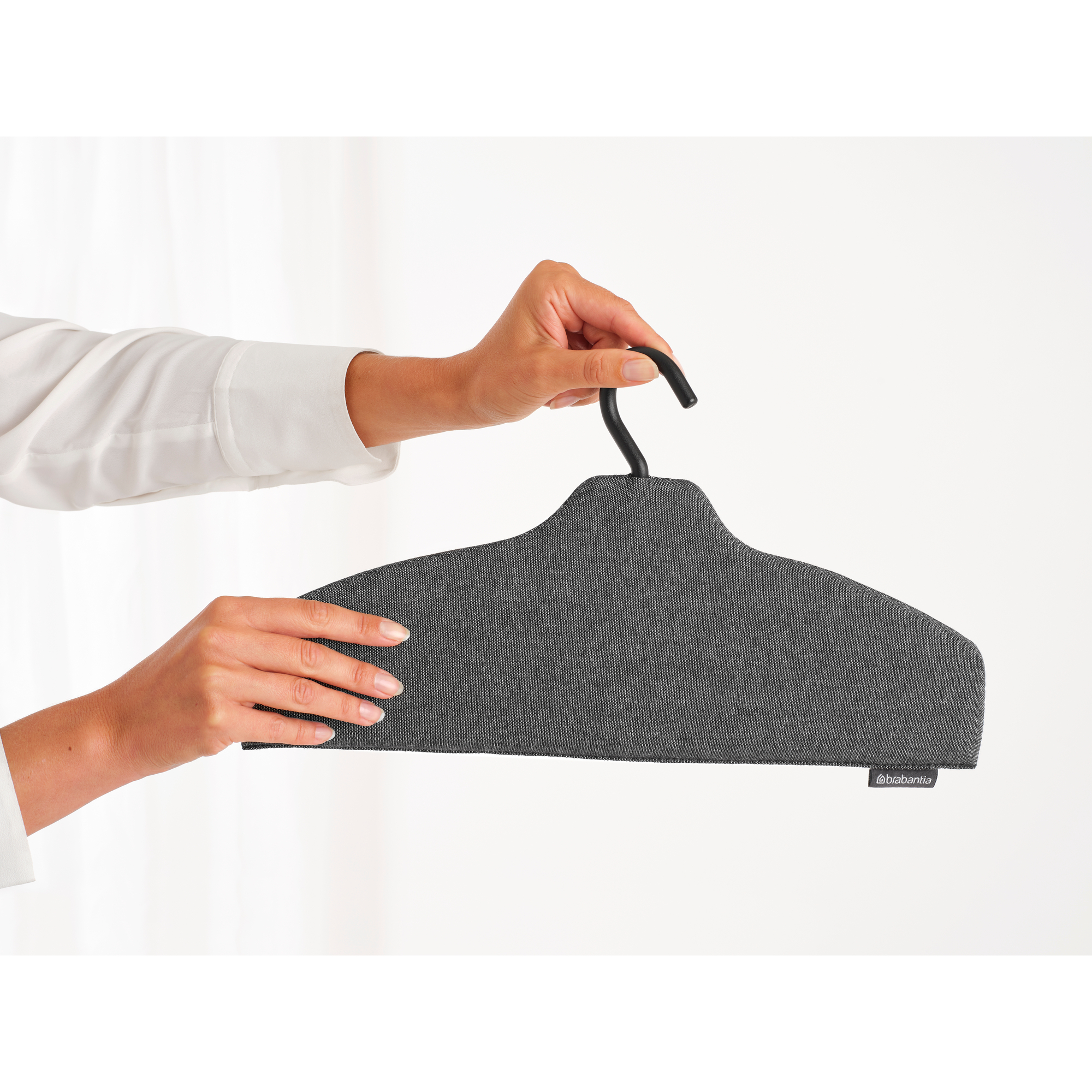 https://admins.leno.lv/storage/media/15212/steam_clothes_hanger_-_pepper_black_-_8710755231780_brabantia_96dpi_2000x2000px_9_nr-35323.jpg