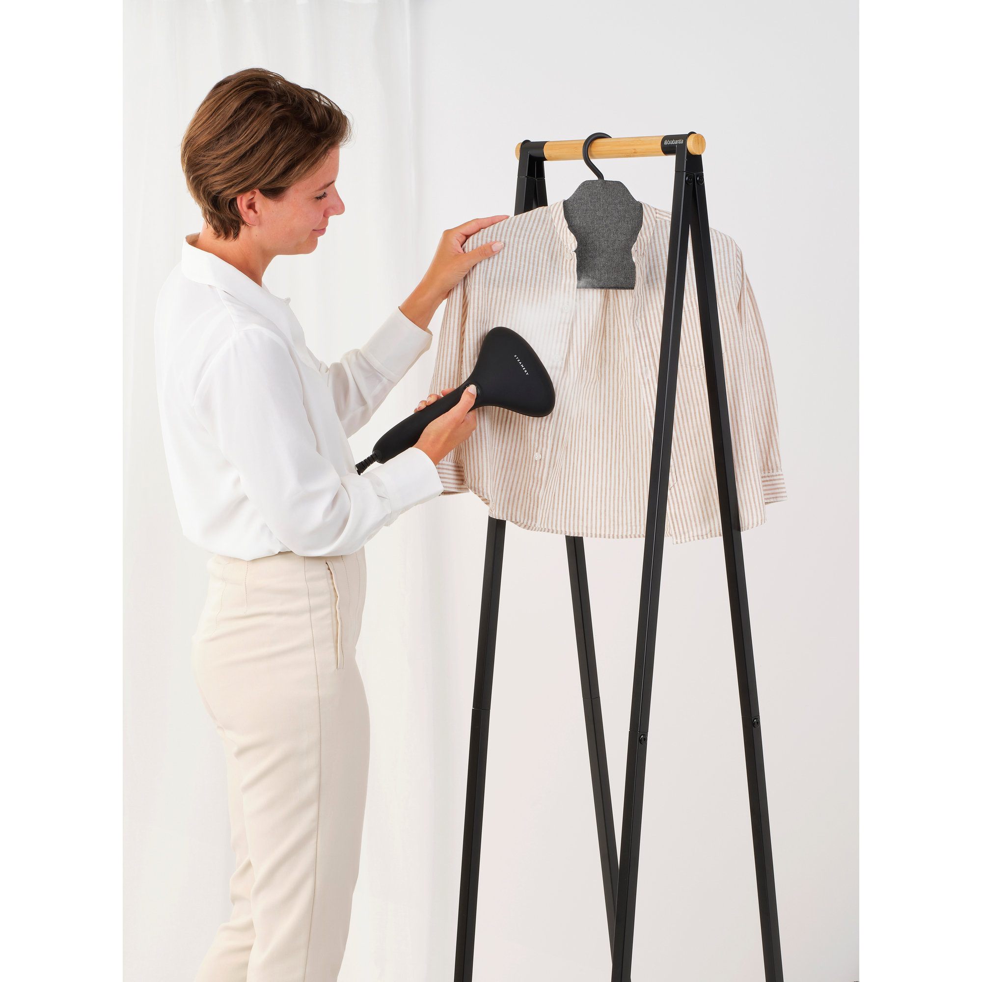 https://admins.leno.lv/storage/media/15213/steam_clothes_hanger_-_pepper_black_-_8710755231780_brabantia_96dpi_2000x2000px_9_nr-35324.jpg
