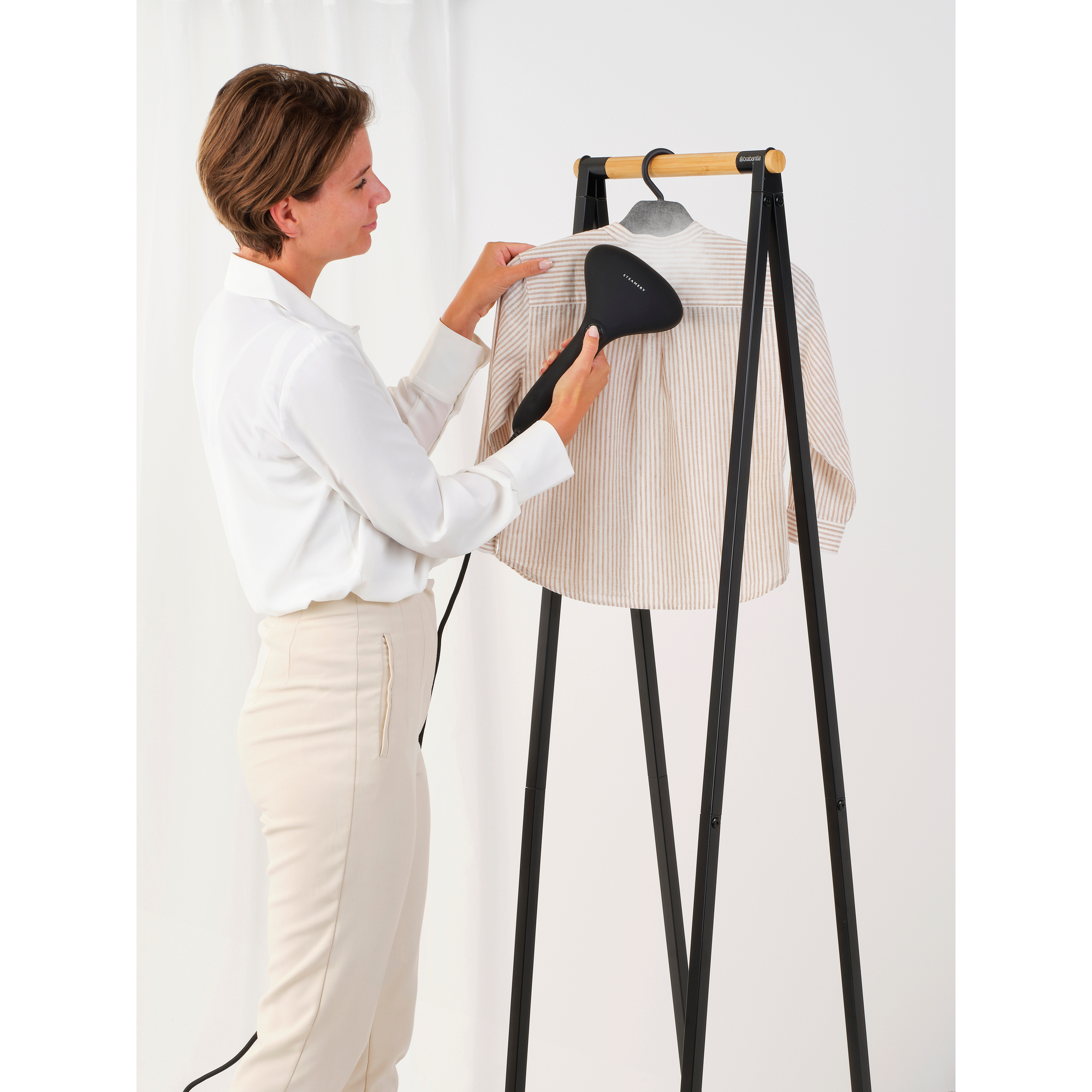https://admins.leno.lv/storage/media/15214/steam_clothes_hanger_-_pepper_black_-_8710755231780_brabantia_96dpi_2000x2000px_9_nr-35326.jpg