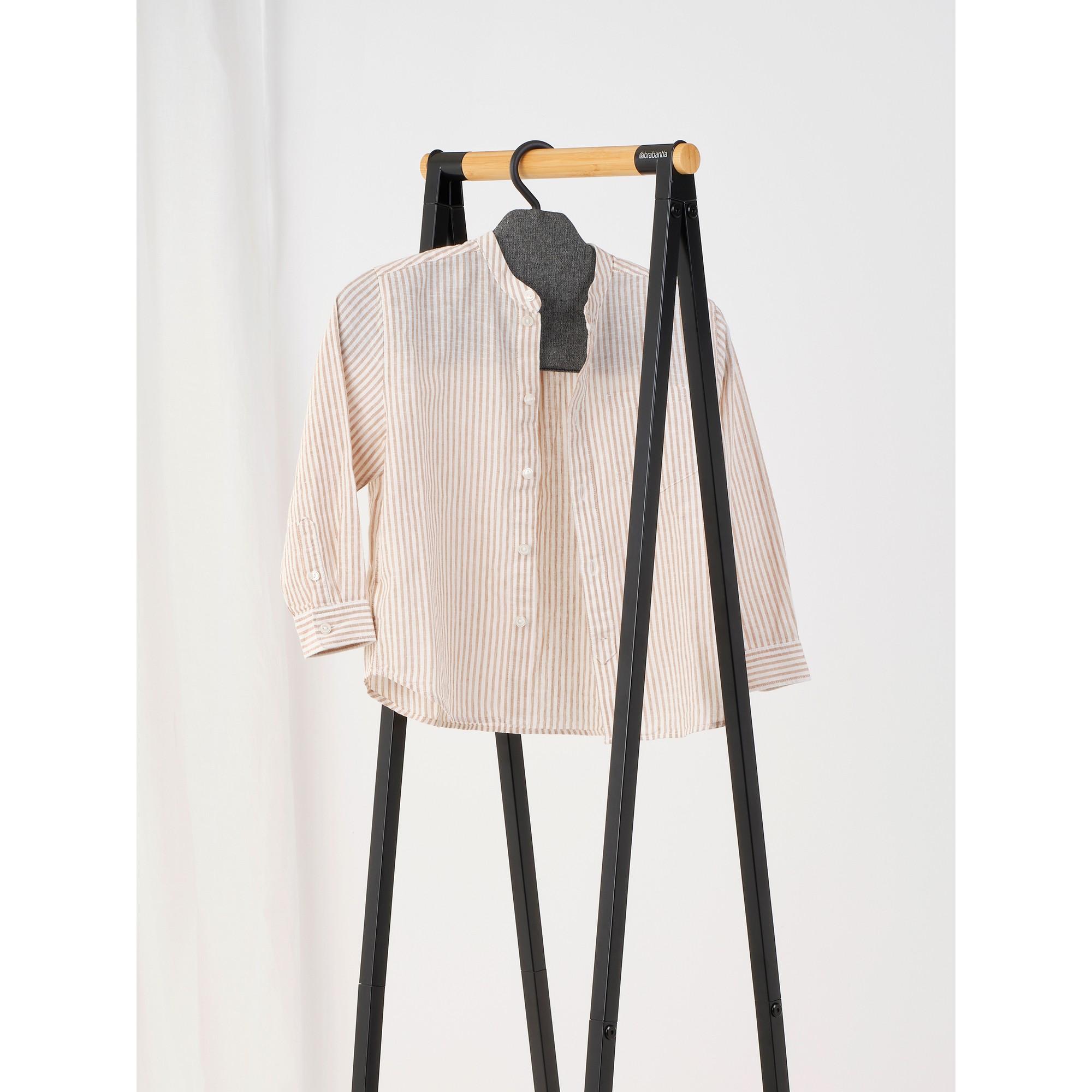 https://admins.leno.lv/storage/media/15215/steam_clothes_hanger_-_pepper_black_-_8710755231780_brabantia_96dpi_2000x2000px_9_nr-35325.jpg