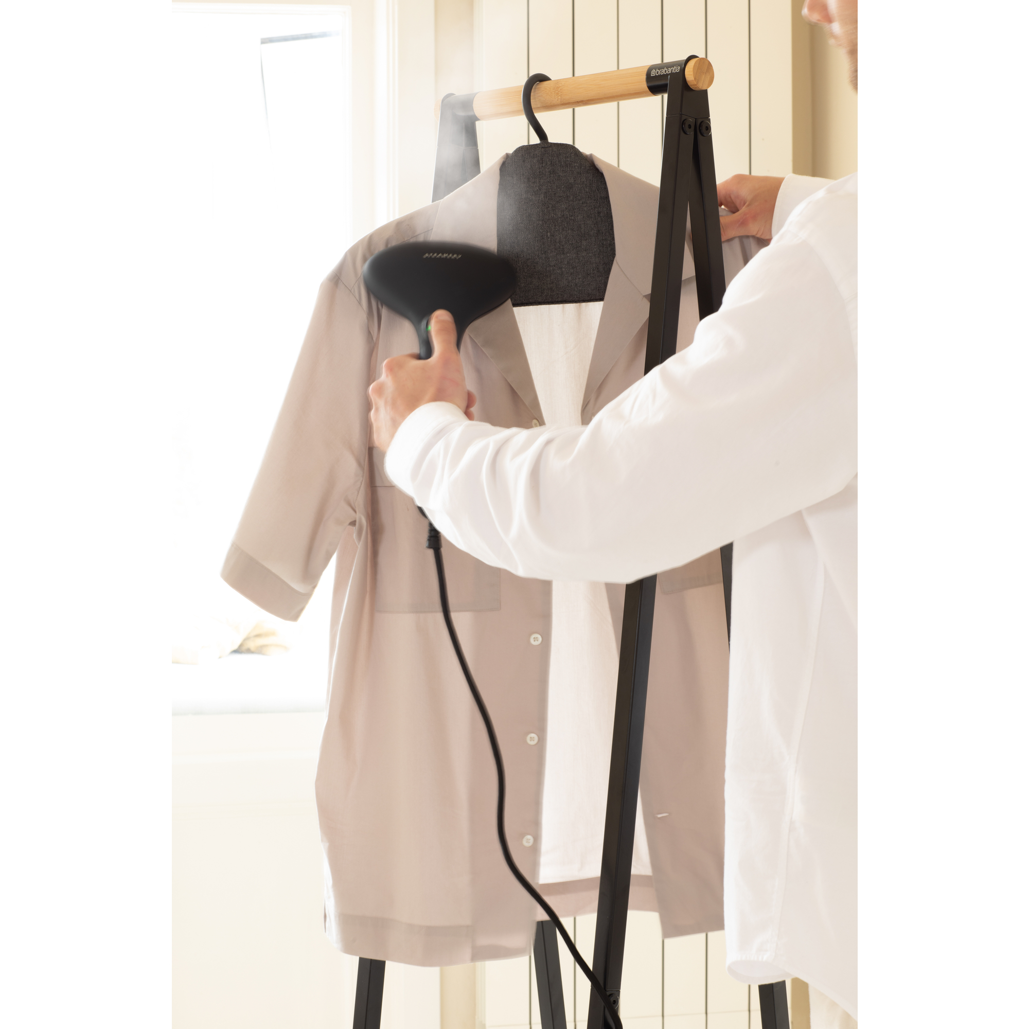 https://admins.leno.lv/storage/media/15216/steam_clothes_hanger_-_pepper_black_-_8710755231780_brabantia_96dpi_2000x2000px_9_nr-35251.jpg