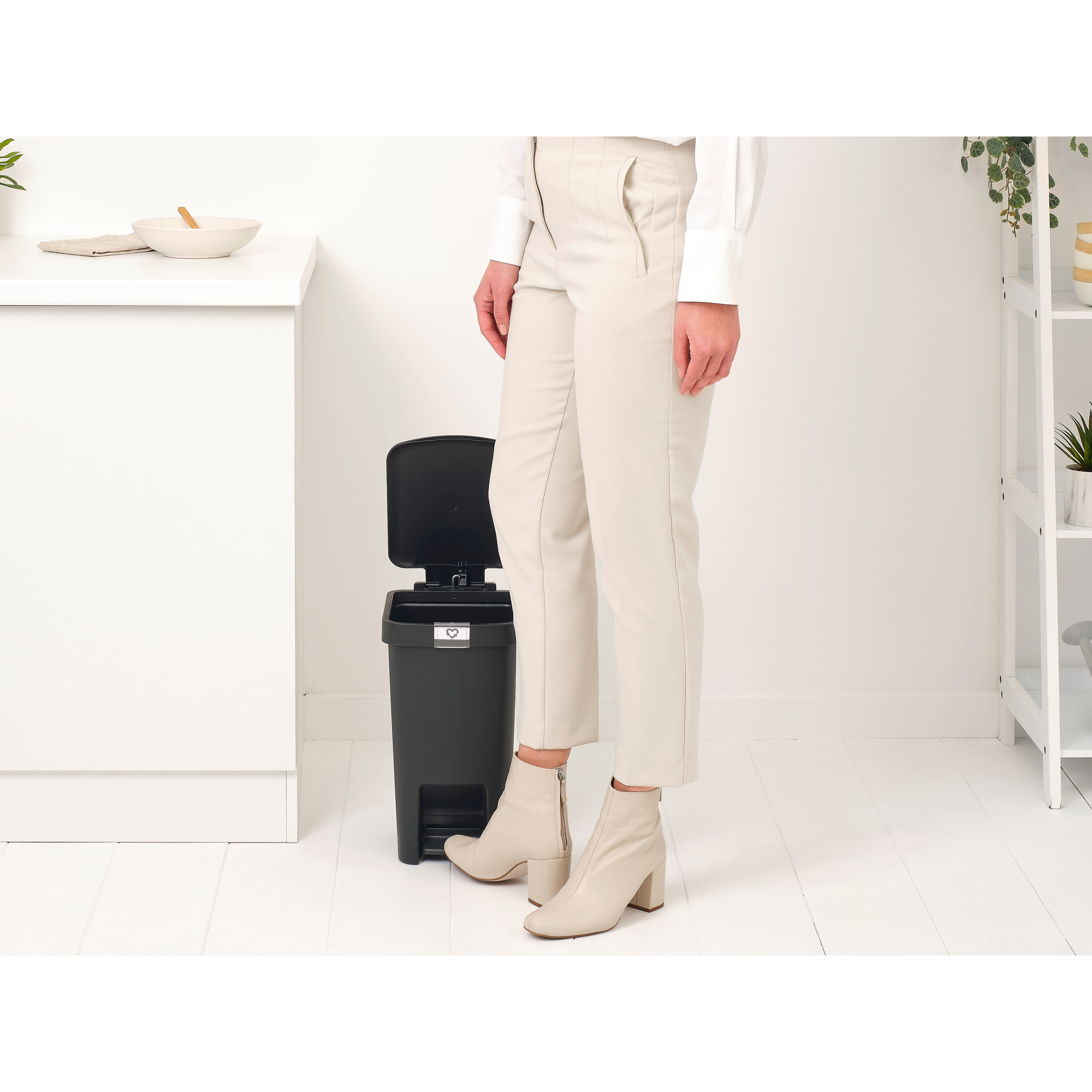 https://admins.leno.lv/storage/media/15224/stepup_pedal_bin_10l_-_dark_grey_-_8710755800344_brabantia_96dpi_2000x2000px_9_nr-31991.jpg