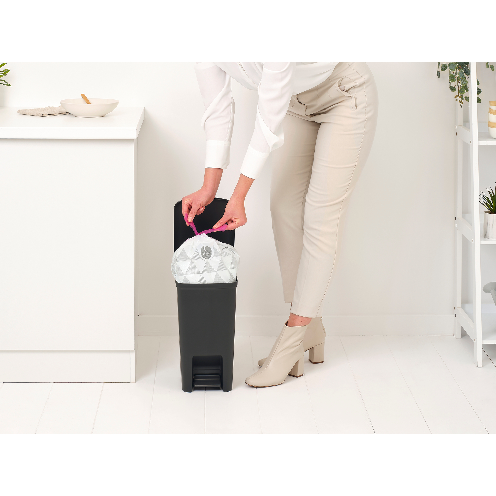 https://admins.leno.lv/storage/media/15225/stepup_pedal_bin_10l_-_dark_grey_-_8710755800344_brabantia_96dpi_2000x2000px_9_nr-31994.jpg