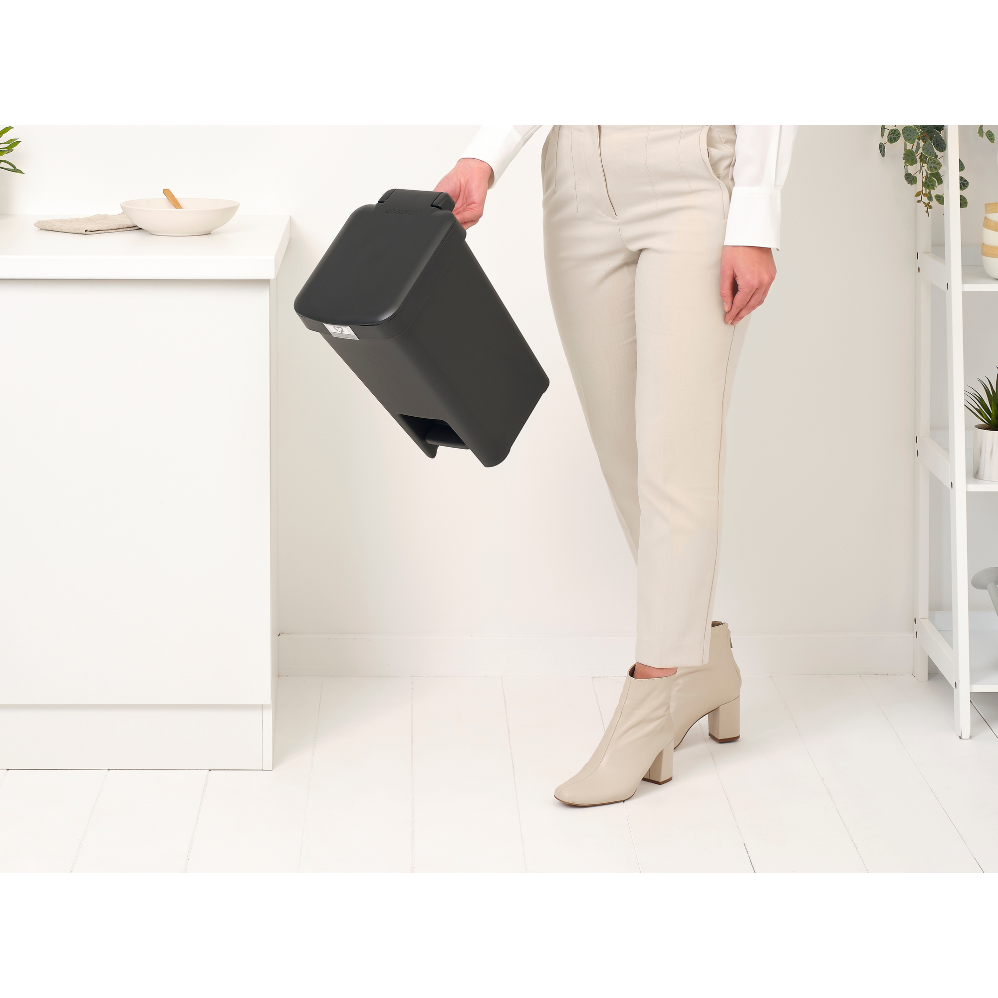 https://admins.leno.lv/storage/media/15226/stepup_pedal_bin_10l_-_dark_grey_-_8710755800344_brabantia_96dpi_2000x2000px_9_nr-31995.jpg
