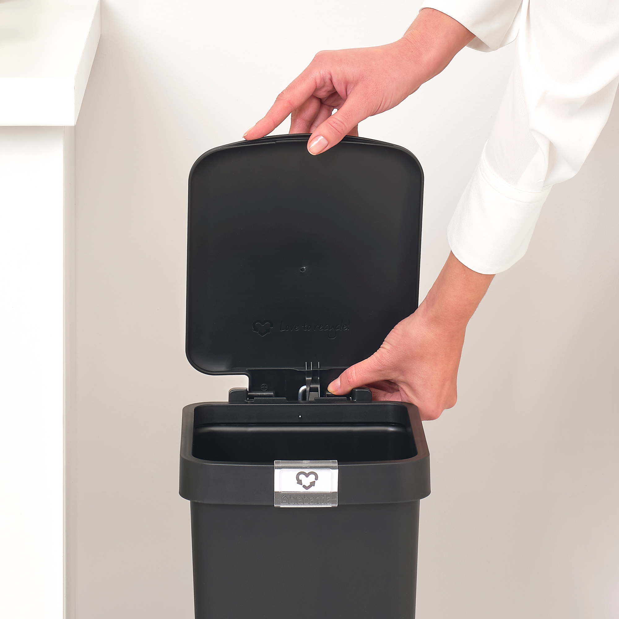 https://admins.leno.lv/storage/media/15227/stepup_pedal_bin_10l_-_dark_grey_-_8710755800344_brabantia_96dpi_2000x2000px_9_nr-31998.jpg