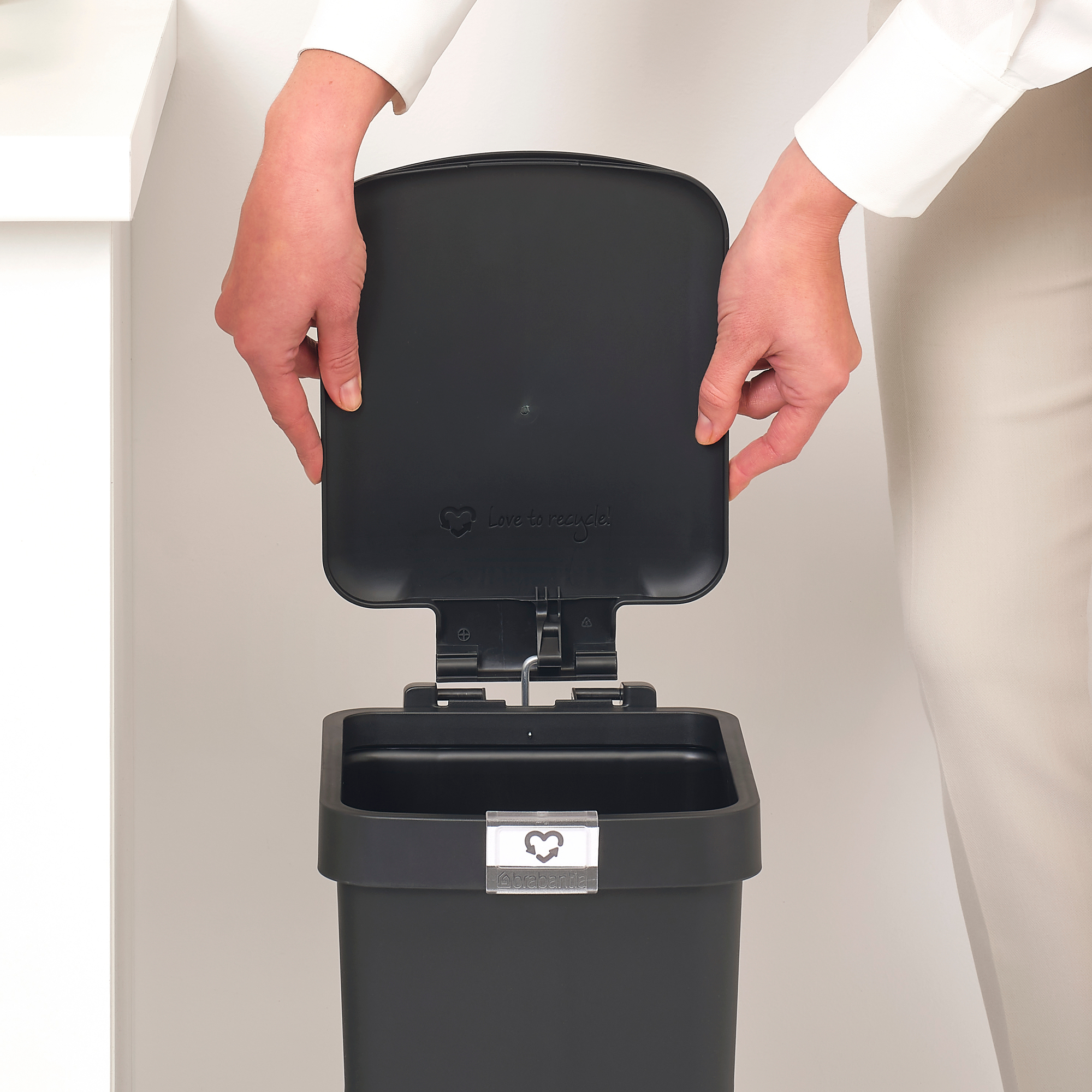 https://admins.leno.lv/storage/media/15228/stepup_pedal_bin_10l_-_dark_grey_-_8710755800344_brabantia_96dpi_2000x2000px_9_nr-32000.jpg