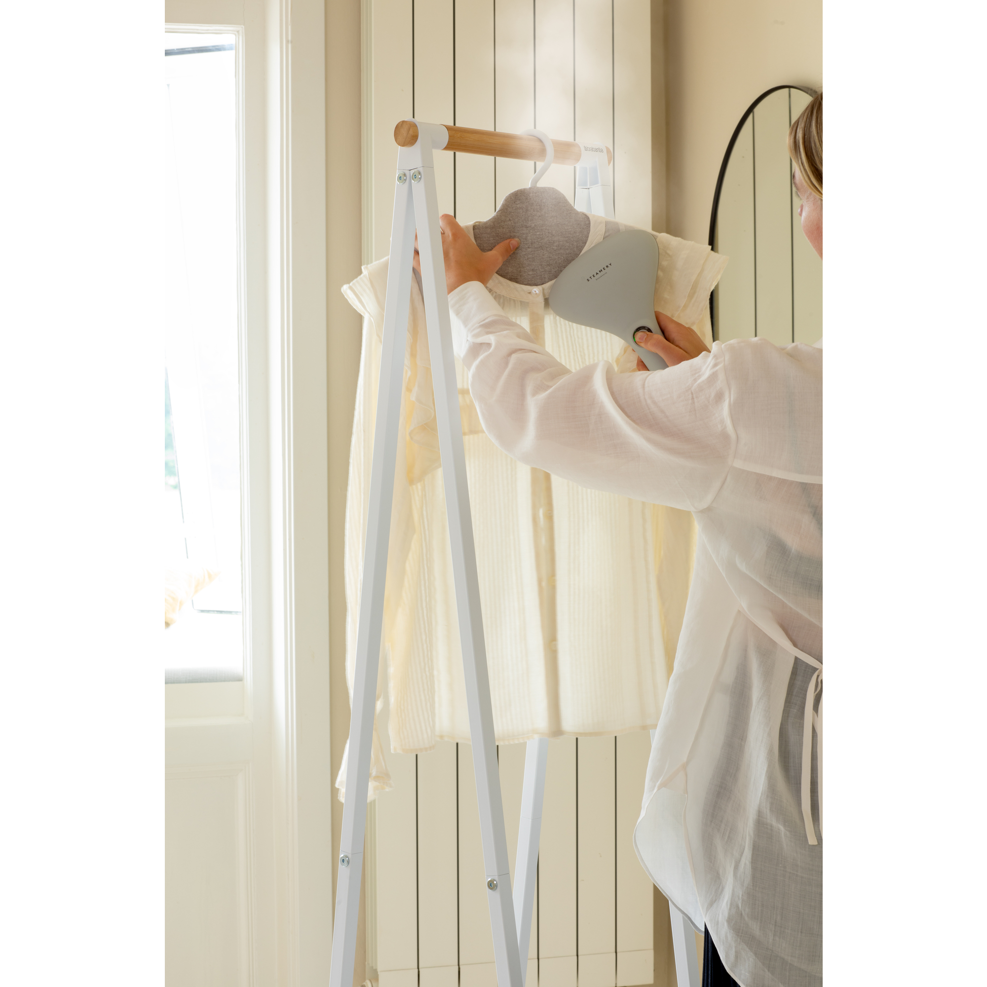 https://admins.leno.lv/storage/media/15233/steam_clothes_hanger_-_grey_-_8710755231803_brabantia_96dpi_2000x2000px_9_nr-35213.jpg