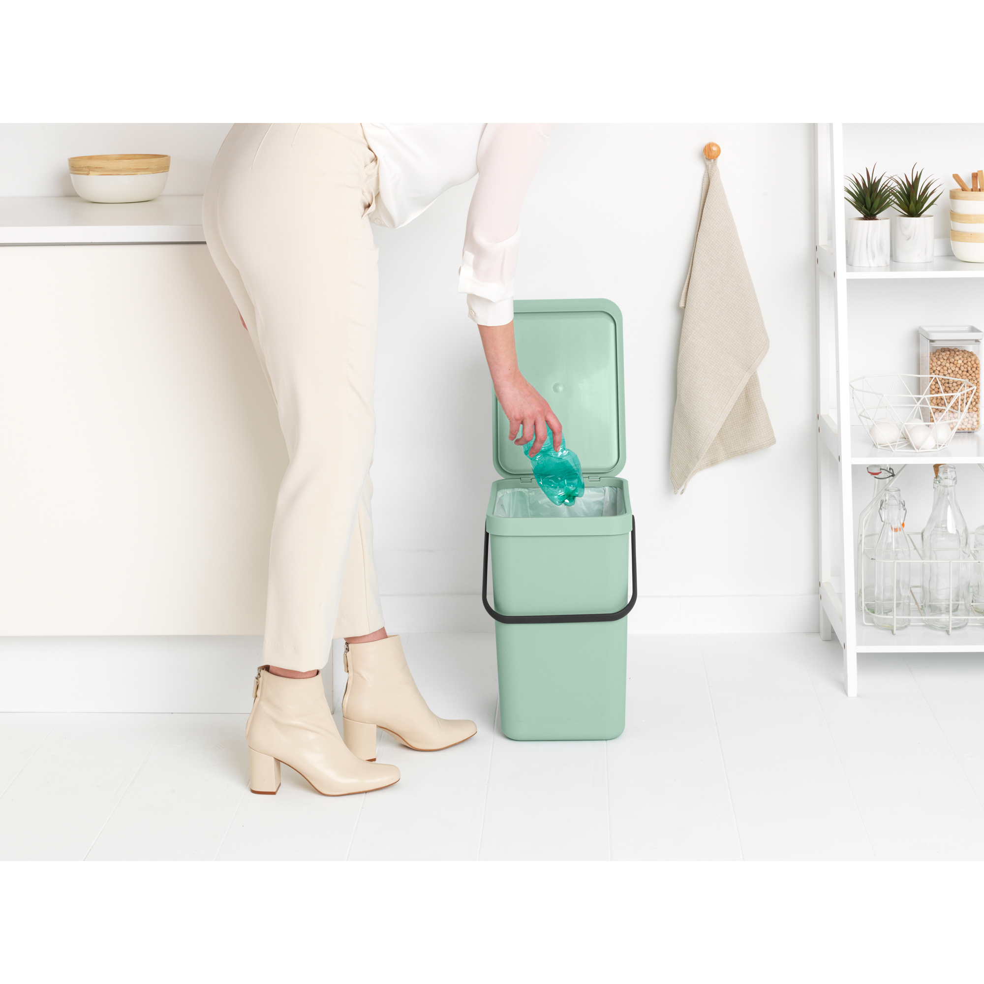 https://admins.leno.lv/storage/media/16310/Sort-&-Go-Waste-Bin,-25L---Jade-Green---8710755212765-Brabantia_300dpi_2000x2000px_9_NR-25776.JPG