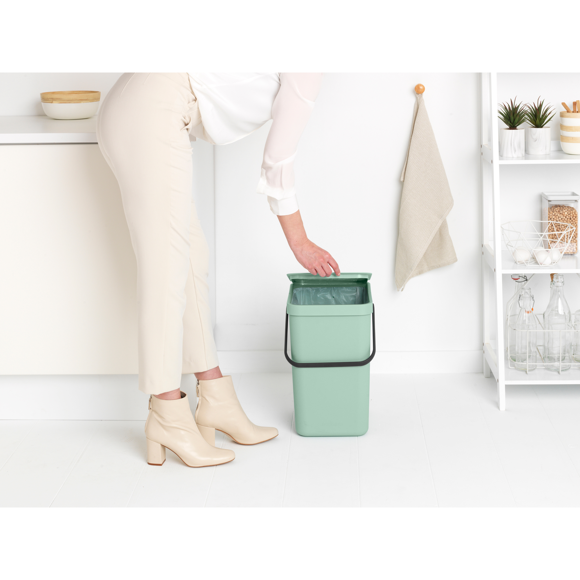 https://admins.leno.lv/storage/media/16311/Sort-&-Go-Waste-Bin,-25L---Jade-Green---8710755212765-Brabantia_300dpi_2000x2000px_9_NR-25777.JPG