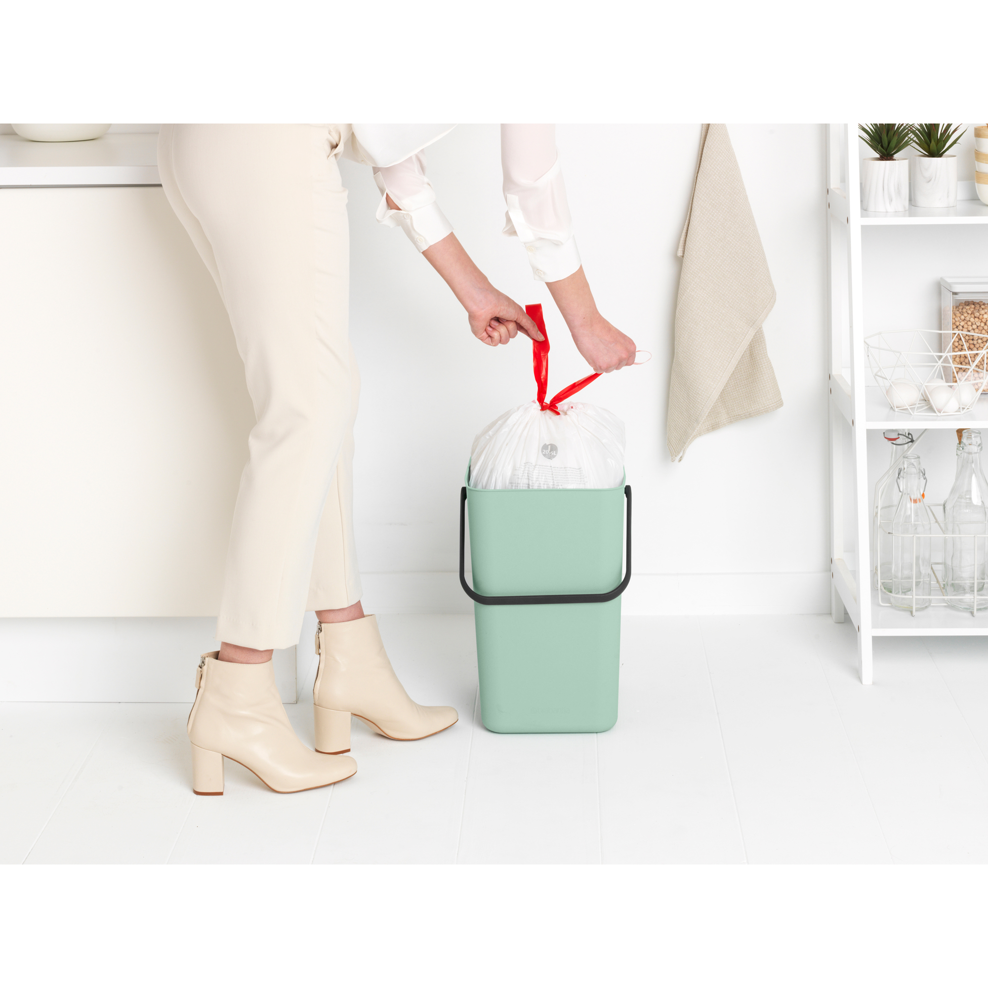 https://admins.leno.lv/storage/media/16312/Sort-&-Go-Waste-Bin,-25L---Jade-Green---8710755212765-Brabantia_300dpi_2000x2000px_9_NR-25778.JPG